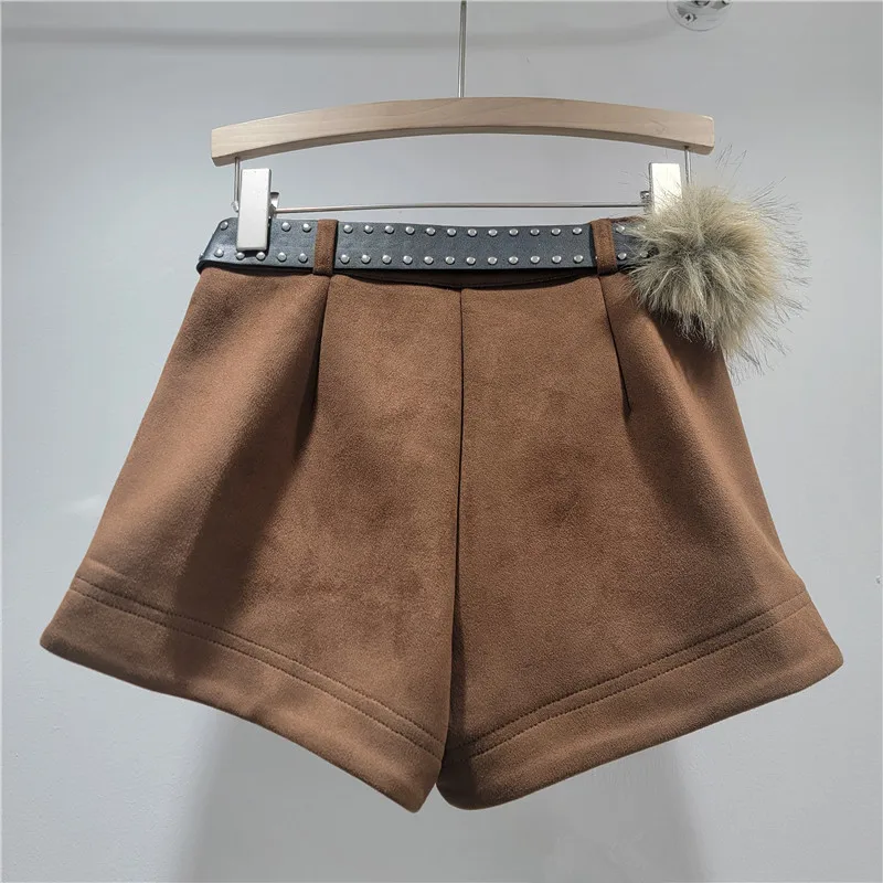 Retro-Shorts aus Wildleder mit Gürtel. Mit einem flatternden Schnitt mit weitem Bein für einen schicken, schmal geschnittenen Look. Perfekt für Stiefel.