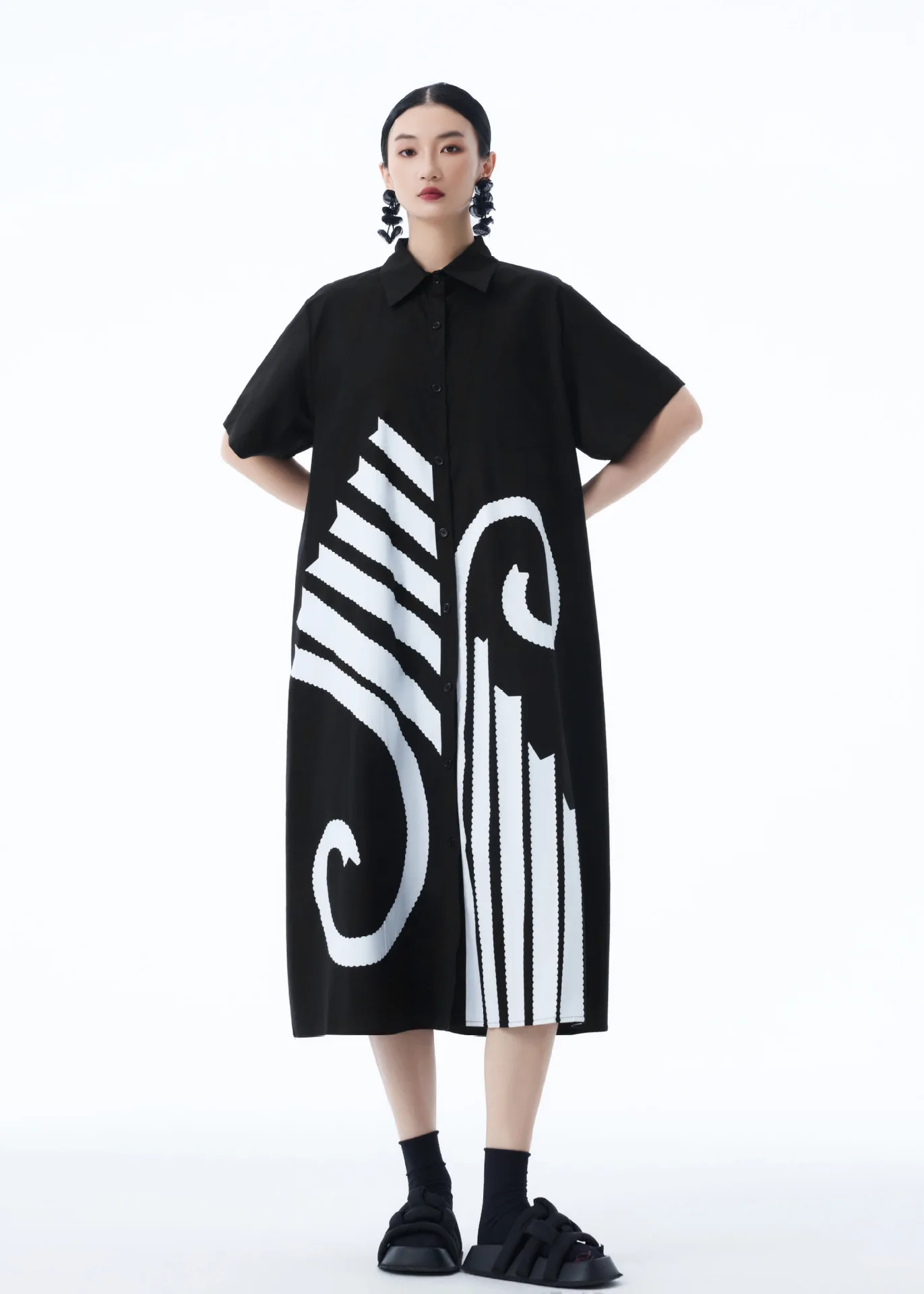 レトロなドレス、コントラストプリントカジュアルトレンド半袖シャツロングスカート、女性用、夏の新しいゆったりとしたパーソナライズされたドレス