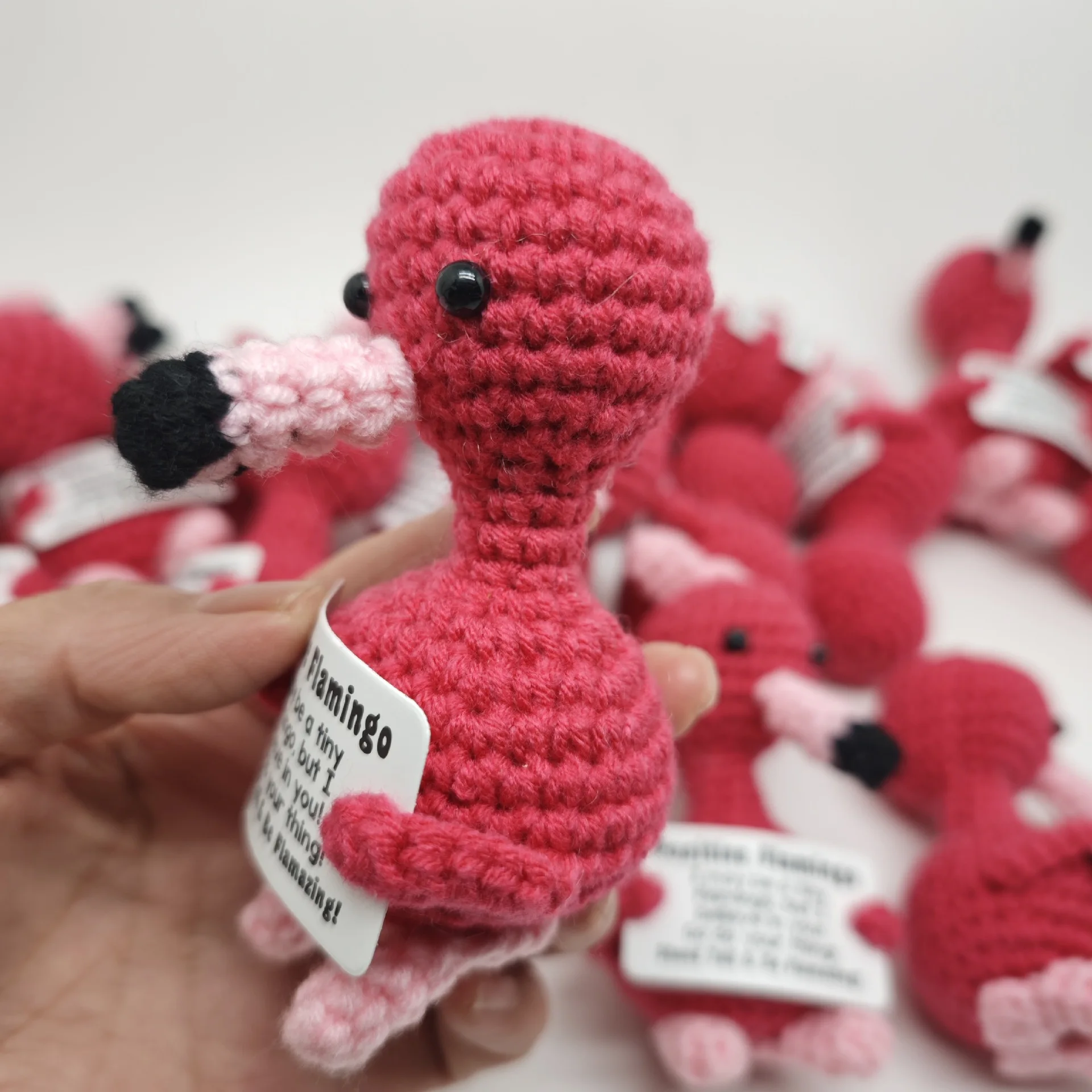 مضحك الكروشيه الدعم العاطفي إيجابي فلامنغو دمية مع بطاقة غرفة المنزل الديكور اليدوية الصوف محبوك فلامنغو حلية