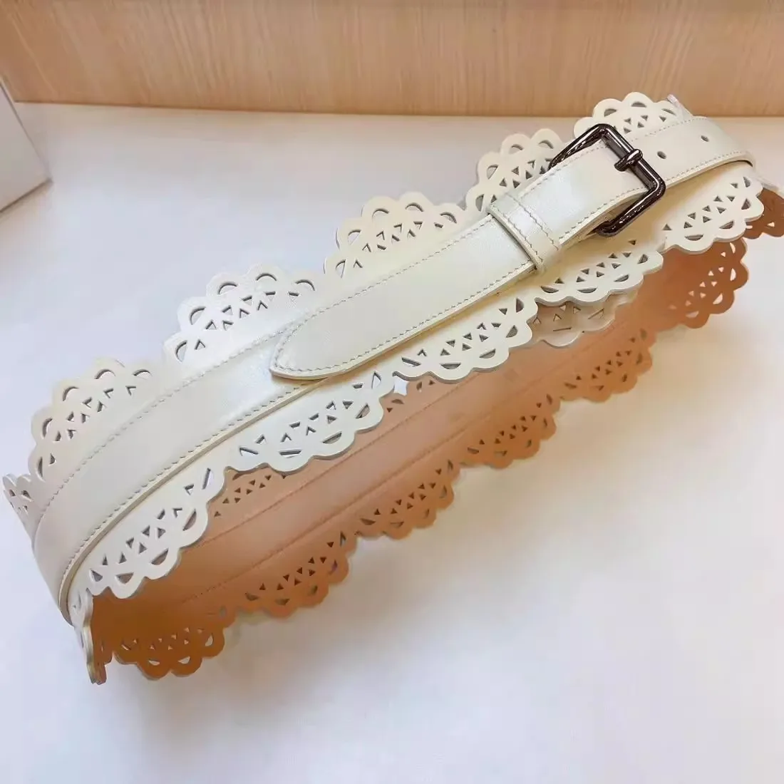 女性の滑走路ファッション中空アウト-pu-レザーカマーバンド女性ドレスコルセットウエストバンドベルト装飾ワイドベルト-r2526