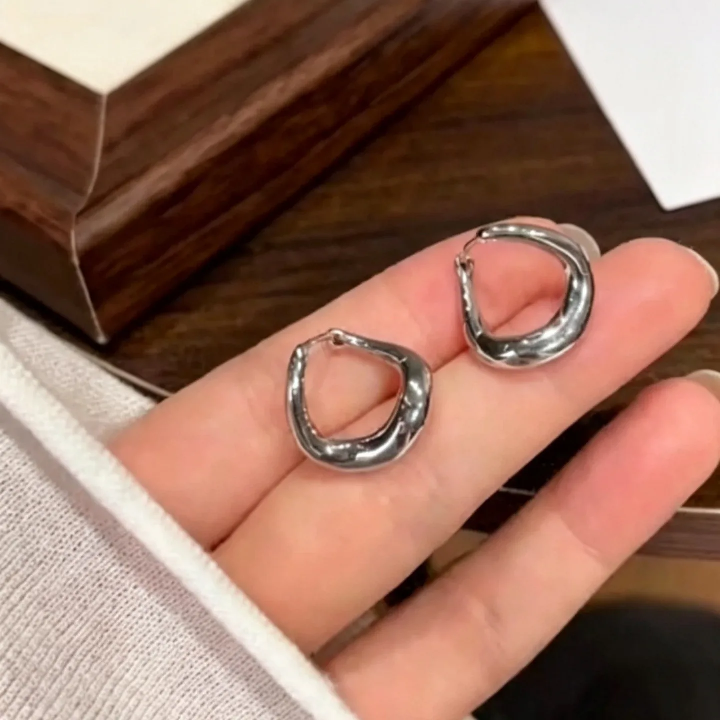 1 Pair Earrings with A Rich Sense of Style Featuring Irregularly Shaped and Pleated Ear Clasps and Suitable for All Occasions