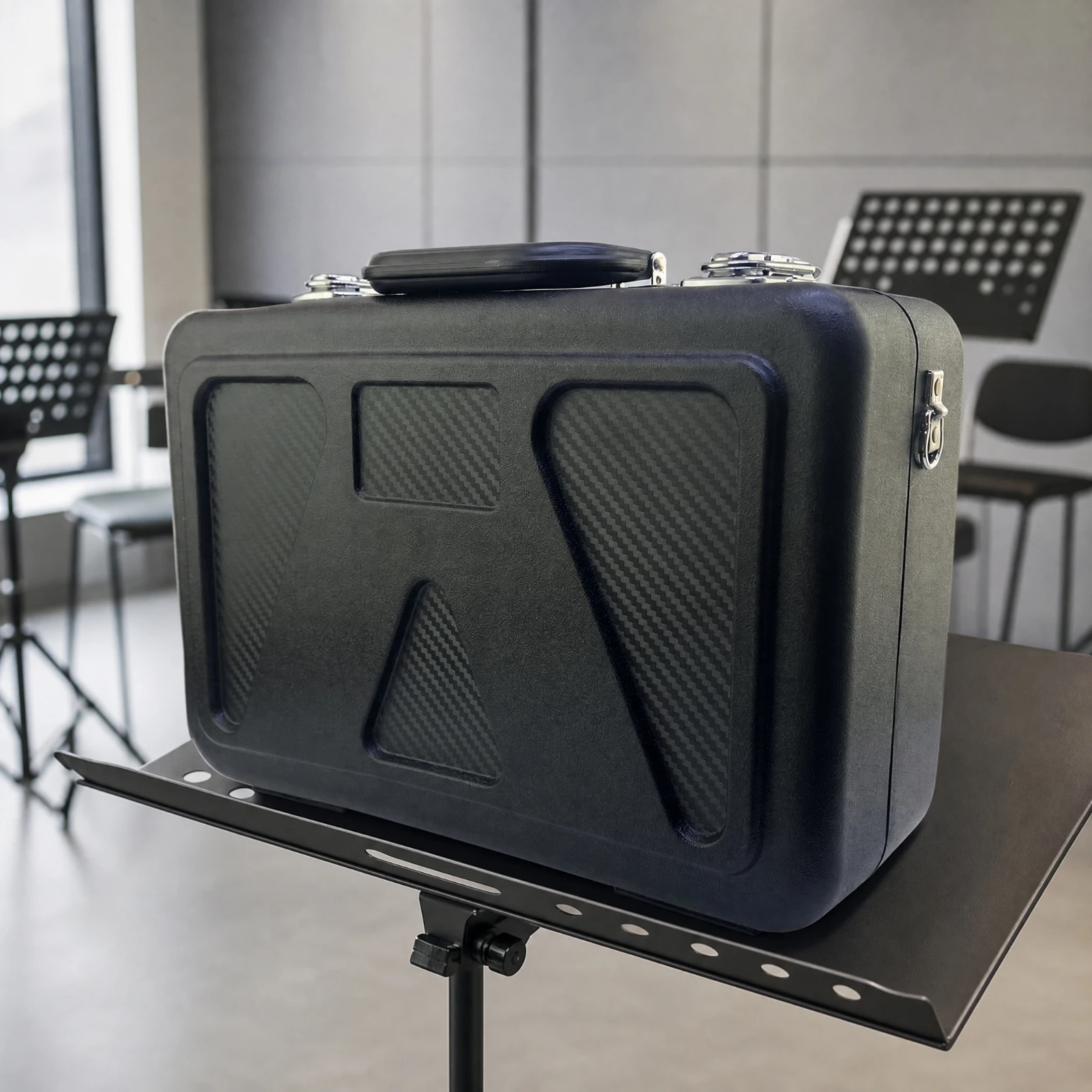 Molded Clarinet Case with Carry Handle Lightweight Hard-Shell Clarinet Case with Metal Latches Storage Box Portable Shockproof