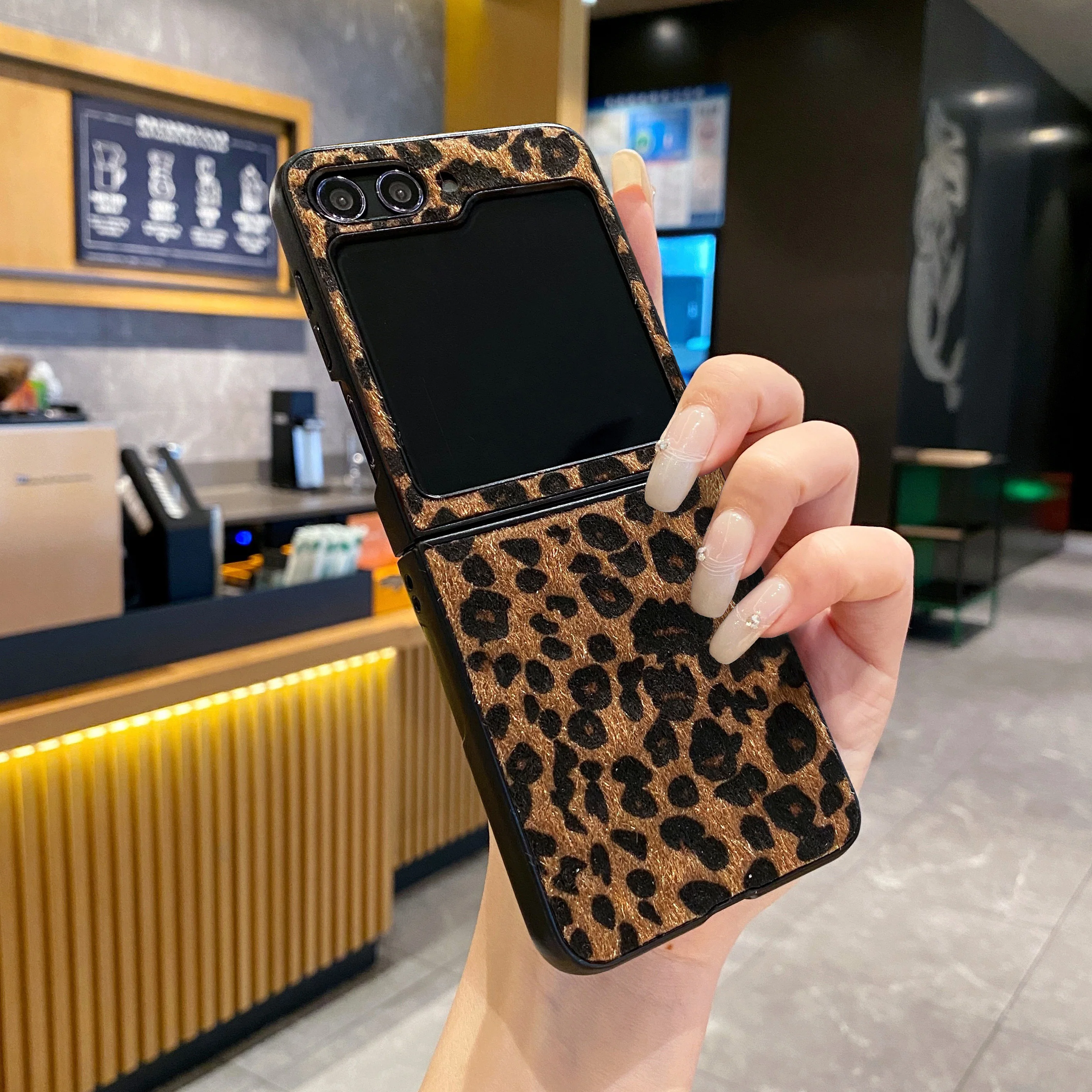 Künstliche Leopardenleder-Plüsch-Textur-Rückabdeckung für Samsung Galaxy Z Flip 8 6 5 4 3 Flip7 FE Modische Handyhülle – Detail 8