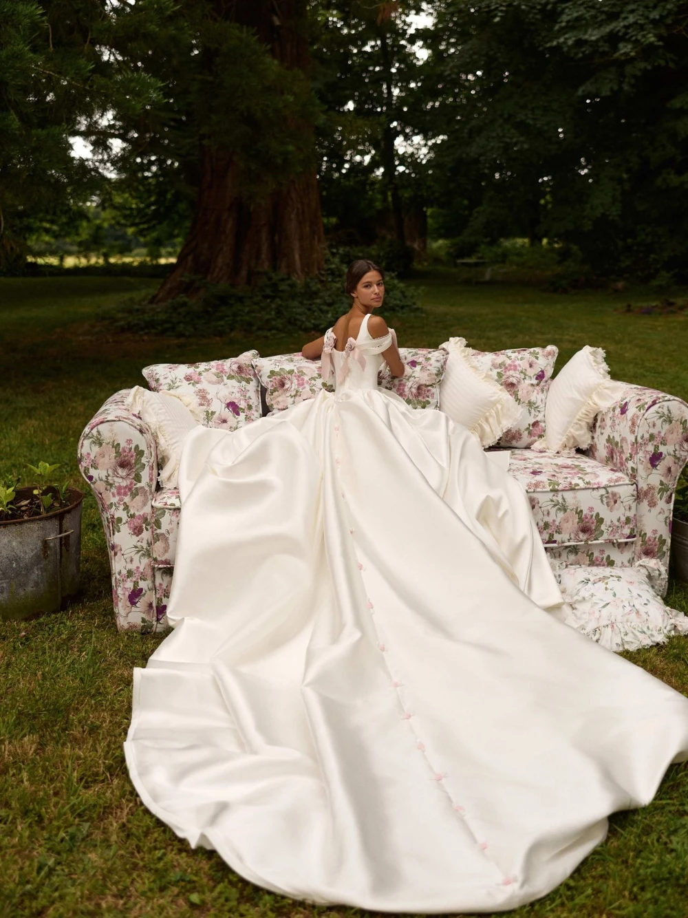 Sweet Girlish Off-the-shoulder Wedding Dress Pink Bow Lace Detail Satin Pastoral Bridal Gown Flowy Train For Garden Weddings