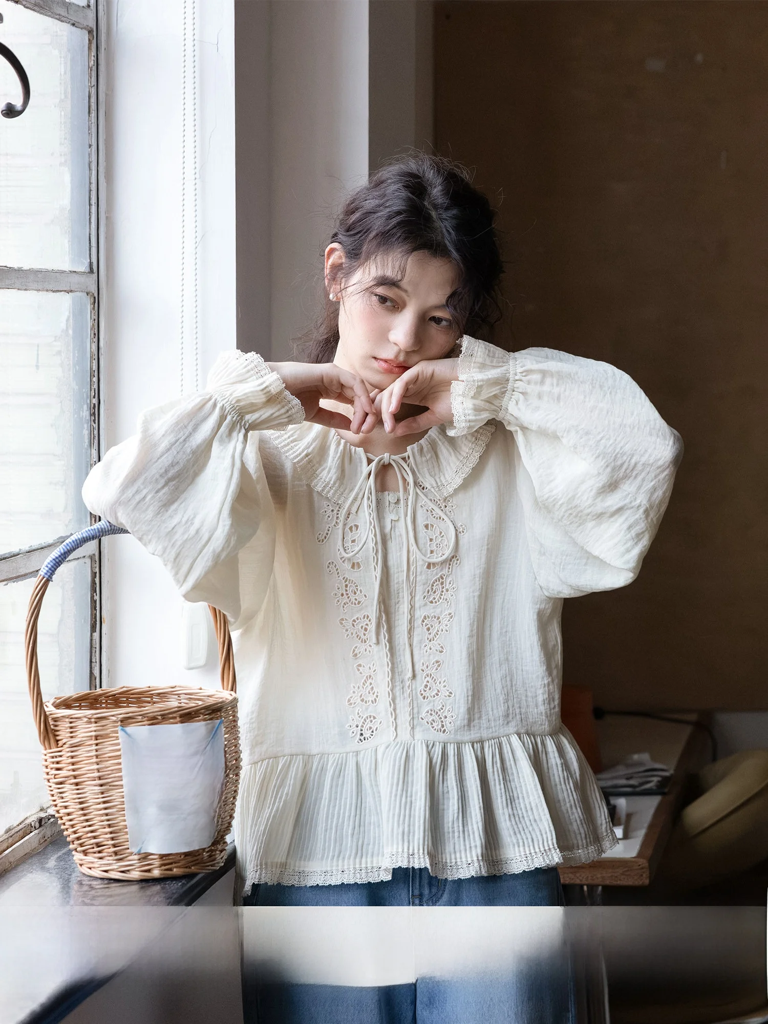 Elegante Camisa Bordada Color Crema Avellana para Mujer, a la Moda, de Manga Corta para Primavera, con Lazo Largo en el Cuello, Estilo Dulce, Fibra de Poliéster