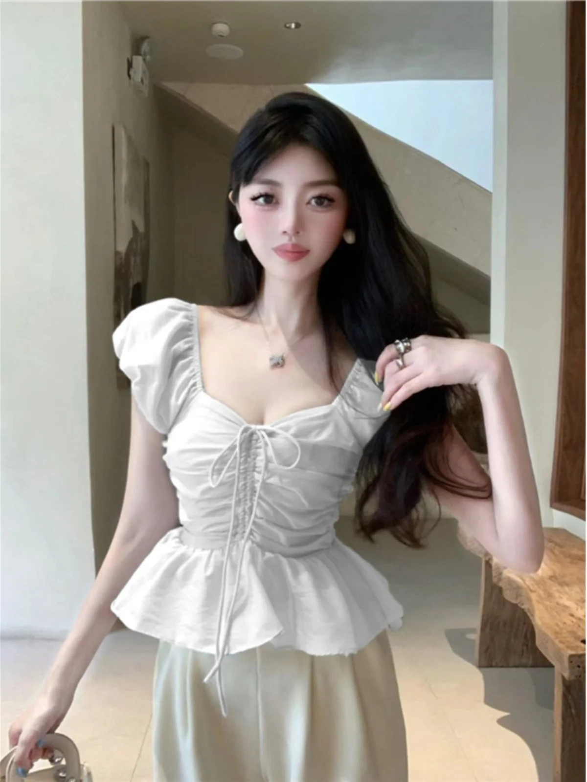 بلوزة نسائية زرقاء للتنحيف بأكمام منتفخة وتصميم كوري قصير مطوي بلون واحد للصيف