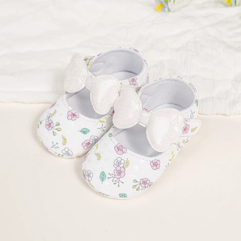 أحذية الأميرة اللطيفة للفتيات الصغيرات من جلد البولي يوريثان مطبوع عليها زهور أحذية مشاية أولى غير قابلة للانزلاق أحذية نعل ناعم للرضع