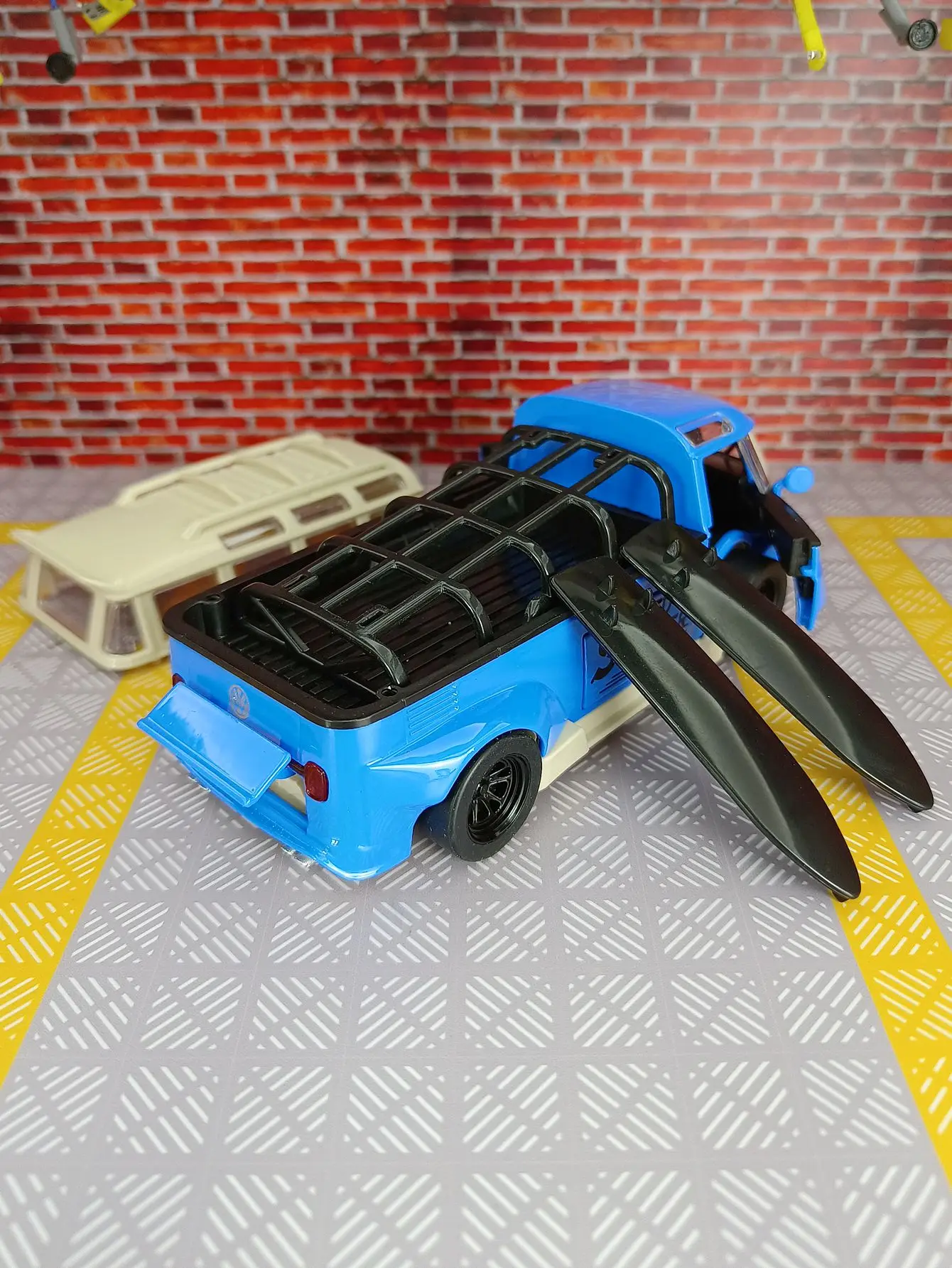 1:32 T1 wide body low slung alloy car model, car ornament, retro van, children's sound and light toy