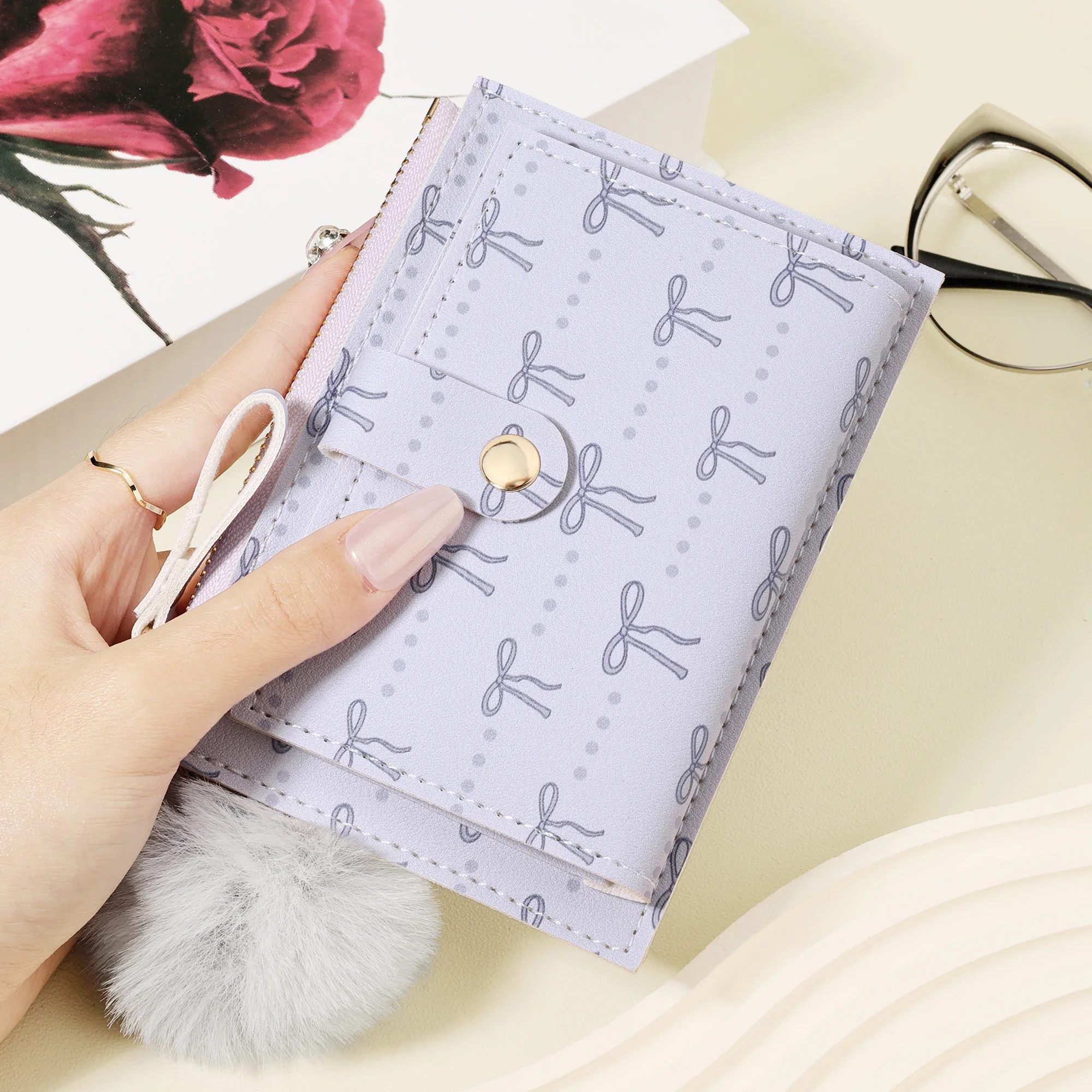 Ультратонкий, легкий и портативный держатель для карт для наличных, удостоверений личности и кредитных карт. Особенности стильного акцента помпона, высокого качества.