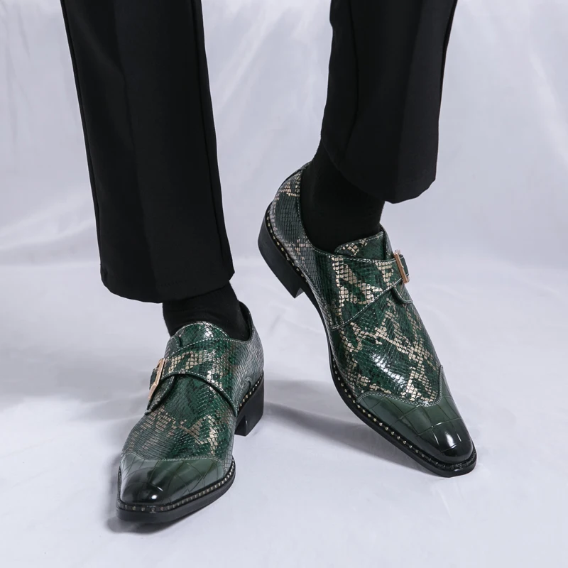 Europeu e americano novo padrão de cobra pontiaguda fivela pontiaguda cor bloqueando na moda e nicho sapatos de palco jovem