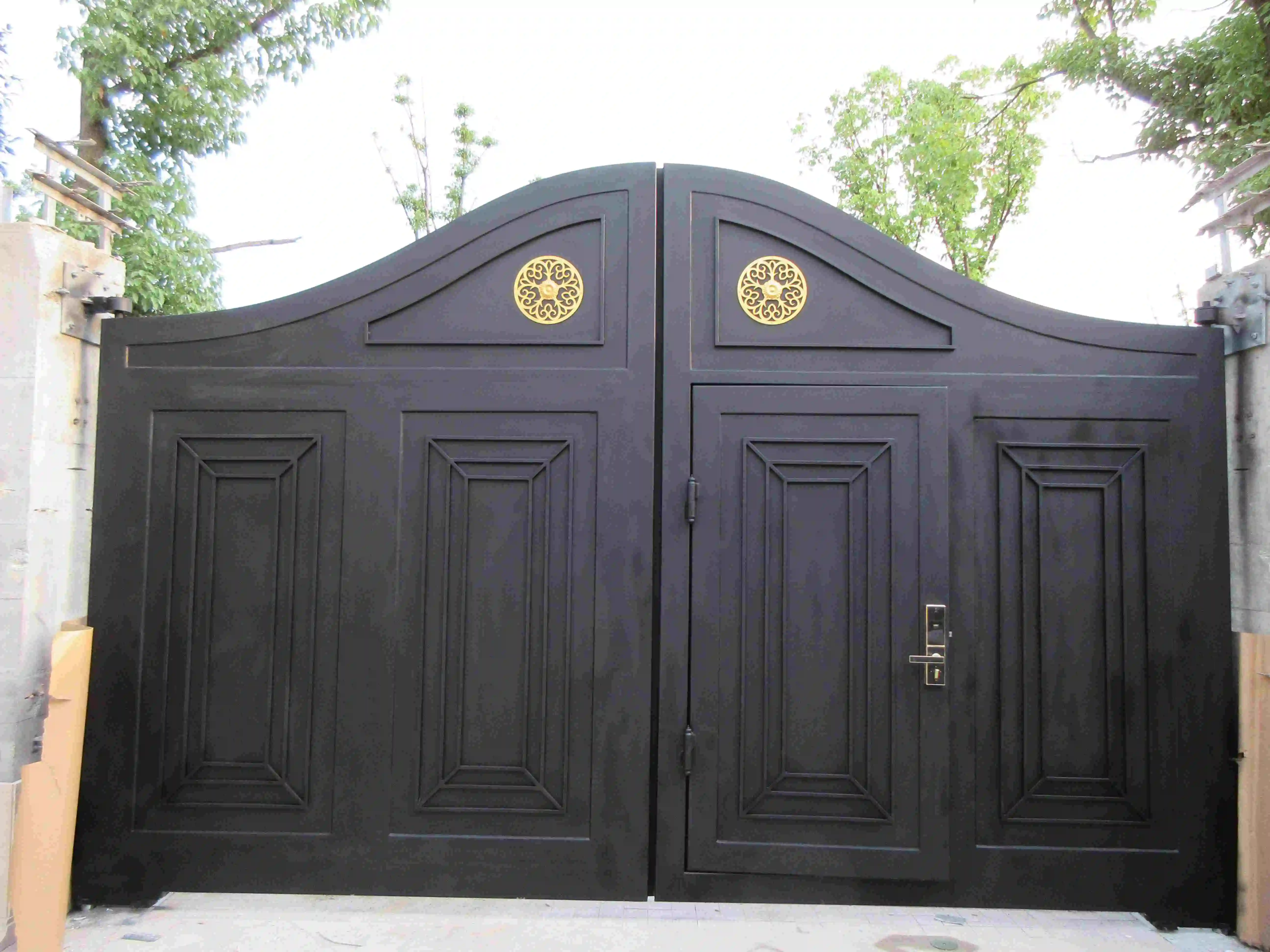 China Luxury Privacy Wrought Iron Gates Aluminum Driveway Gate Design For Villa