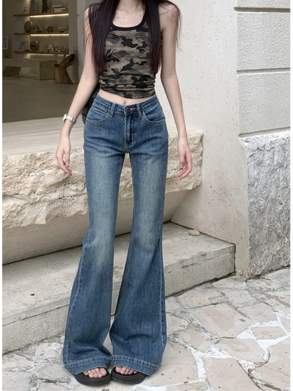 

Женские джинсы с высокой талией и расклешенными штанинами, весна 2026, новый стиль, повседневные, стройнящие, длинные брюки, для работы, с эффектом потертости, синий деним