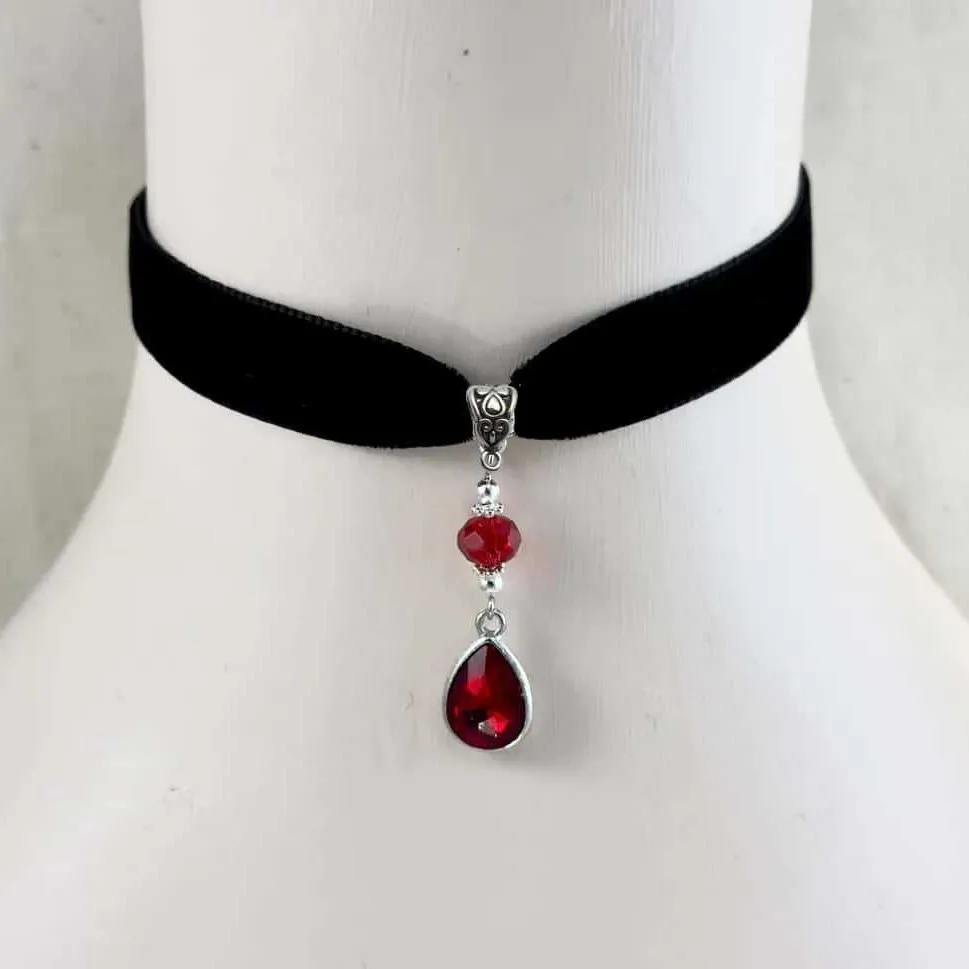 Trendige Gothic-Halskette mit rotem Wassertropfen-Anhänger aus Samt für Damen, Charm-Statement-Schmuck, Halsaccessoire, Geschenk