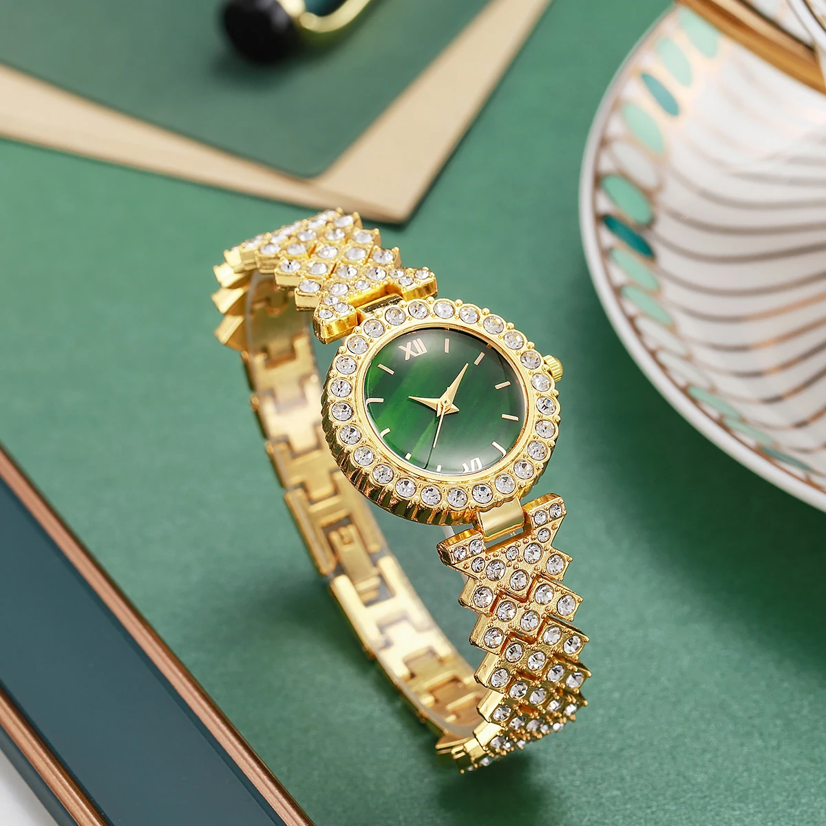 Ladies all-in-one simple emerald dial set diamond British watch + rhinestone bracelet set