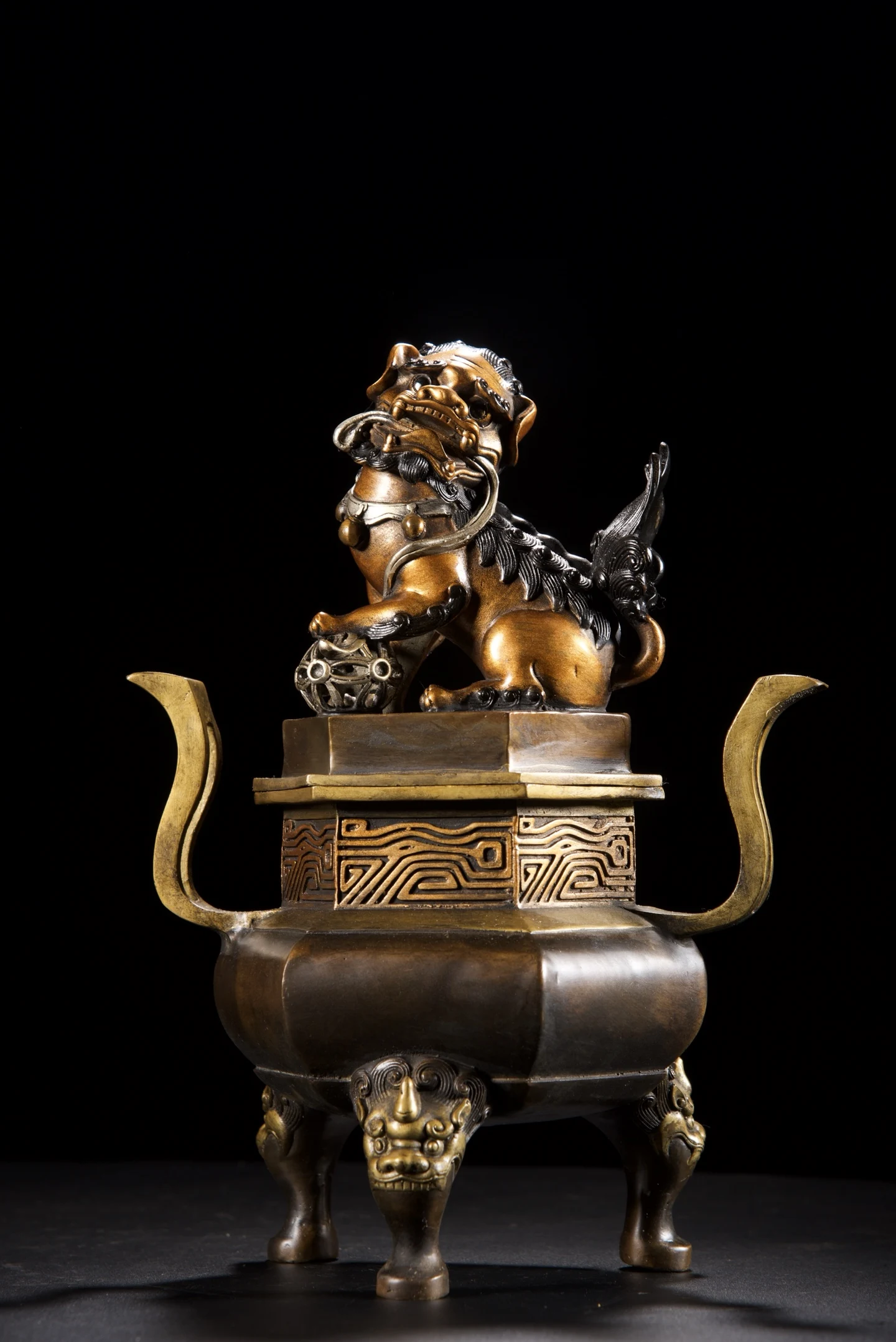 Old Bronze Gilded Silver Painted Door Lion Statue Cover Ruyi Ear Three legged incense burner Amass wealth Ornaments Worship Hall