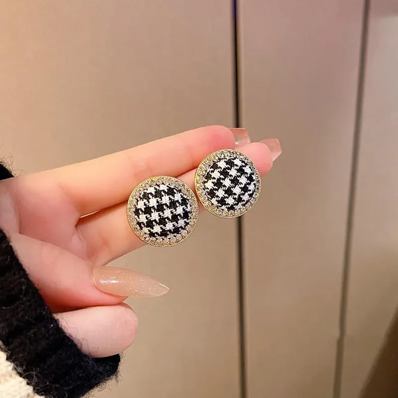 Luxury Houndstooth Woven Earrings Trendy 2023 Winter Vintage Cloth Geometric Ear Studs Fashion Jewelry Women New Year Gift