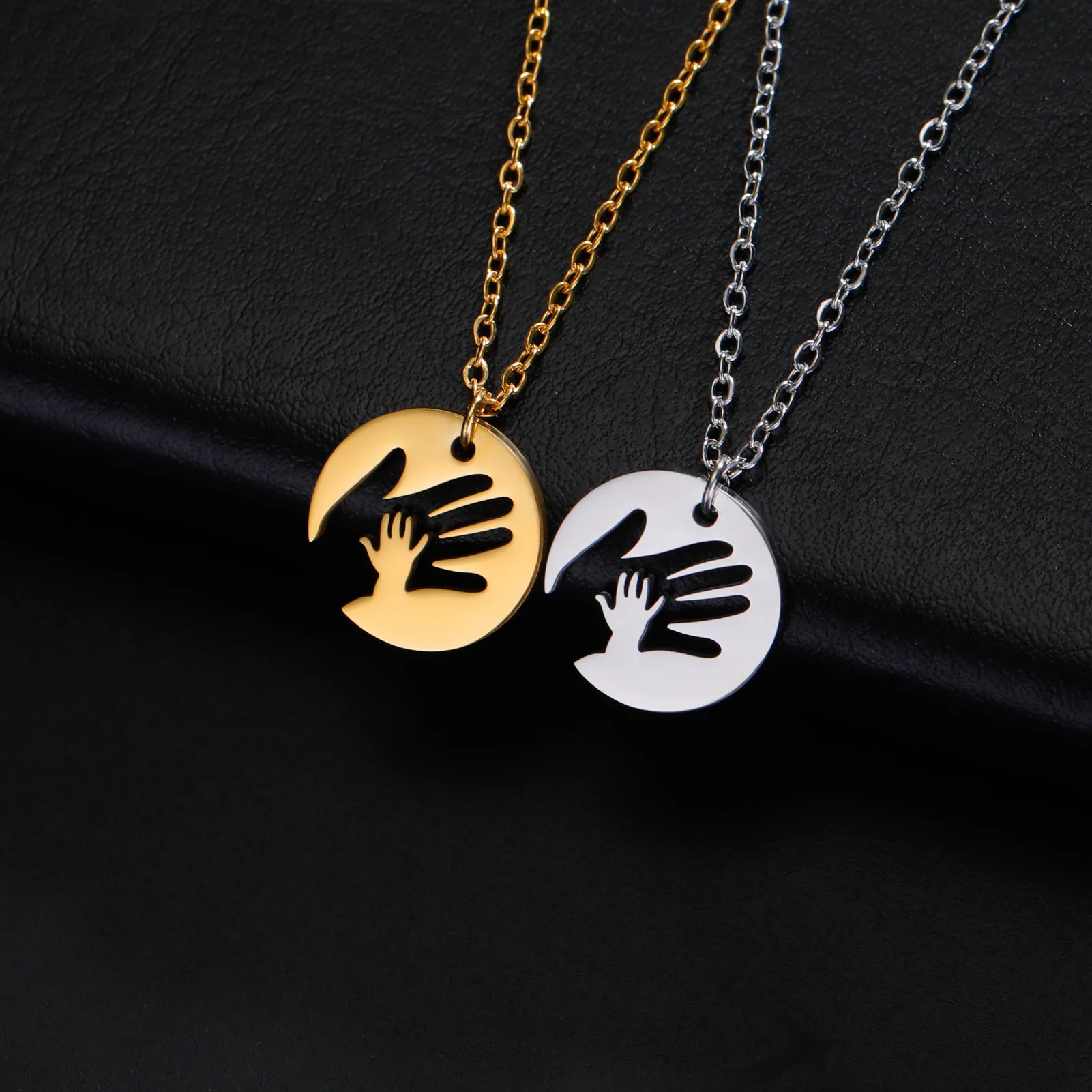 New fashionable stainless steel handgrip round pendant, pendant necklace accessory, creative baby mother motherly love collarbon