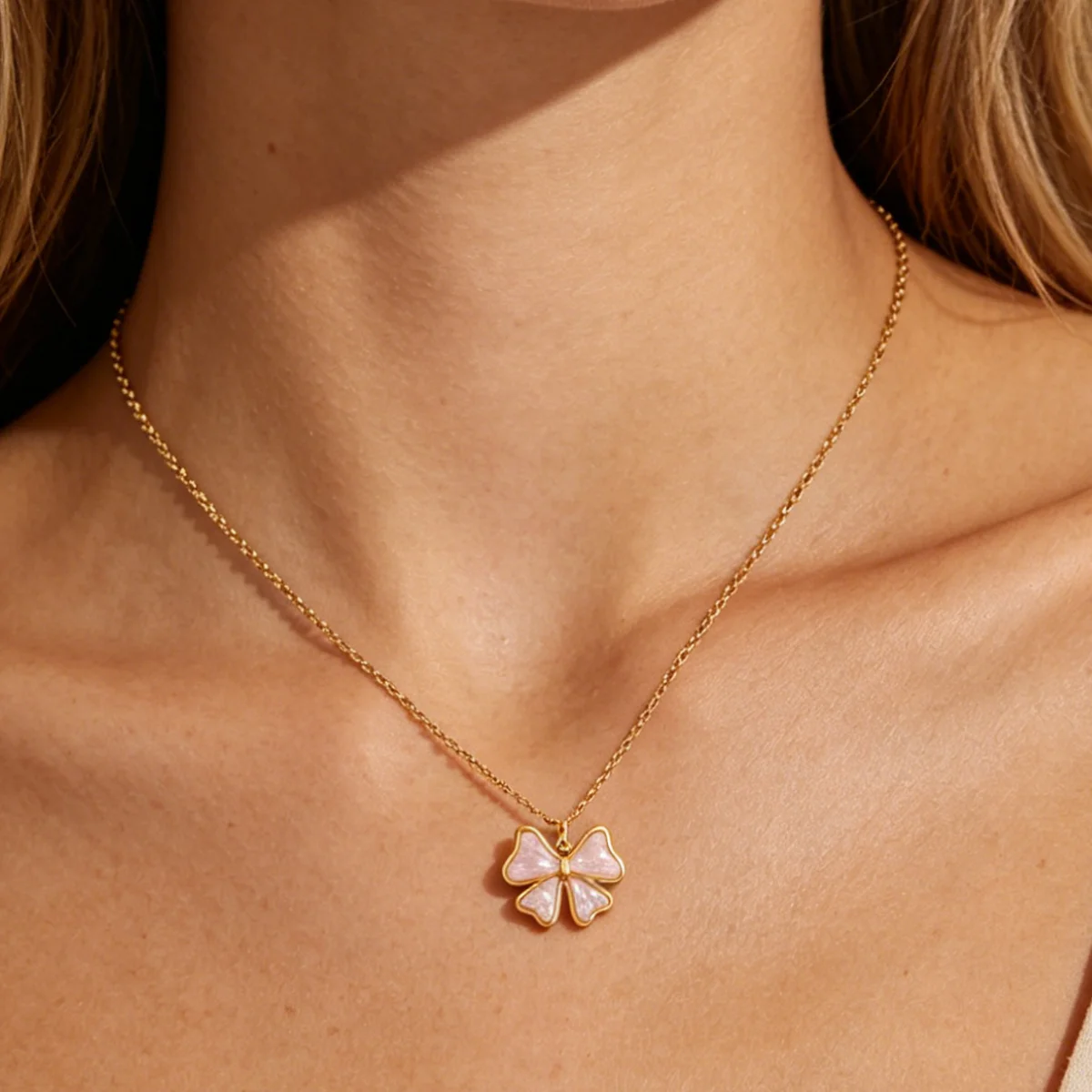 Tropfenförmige rosa Schleifenanhänger-Halskette für Frauen, goldfarbene Schleifenkette, eleganter Schmuck für Valentinstag und Weihnachten.