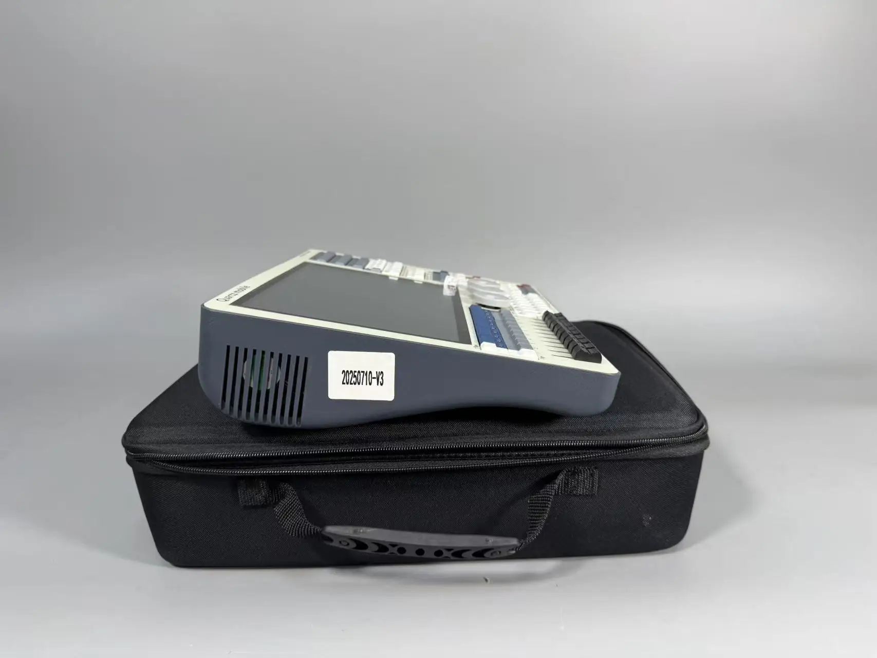 Najnowsza wersja kwarcowej mobilnej konsoli sterującej oświetleniem scenicznym, kontroler DMX do sterowania oświetleniem scenicznym, przenośny mini kontroler.