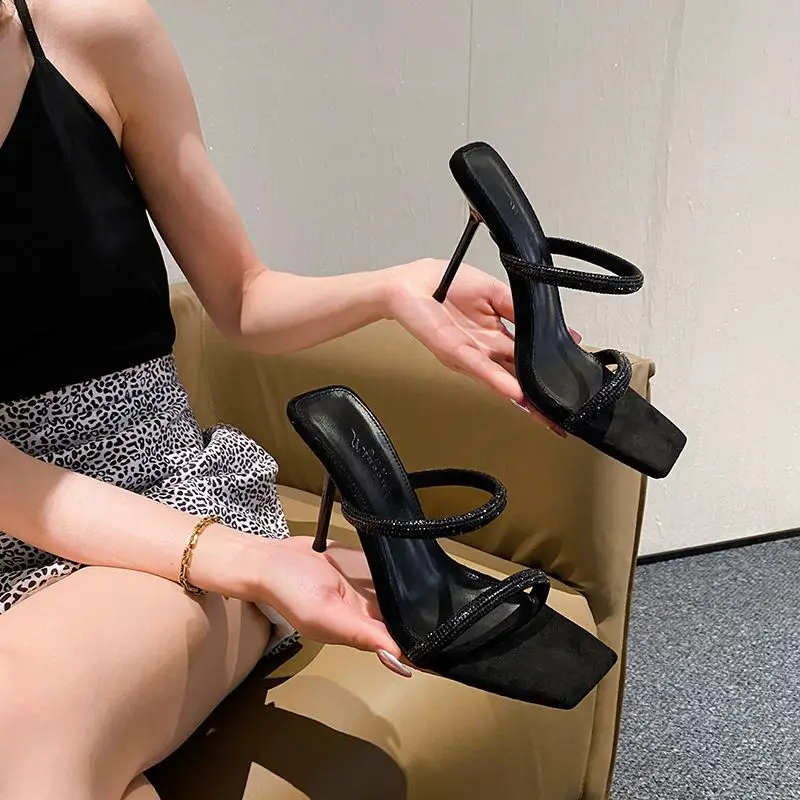 

Женские элегантные цельные римские сандалии на тонком каблуке с квадратным открытым носком, украшенные стразами, модные