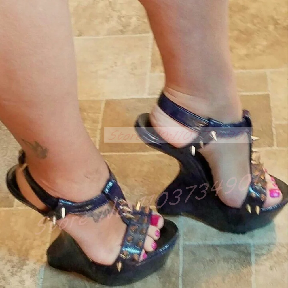 Python Print Gold Spike Heelless Sandals Women Platform T Strap Rivet Buckle Open Toe Cutout‑Heel Wedge Sandals Sexy Club Punk
