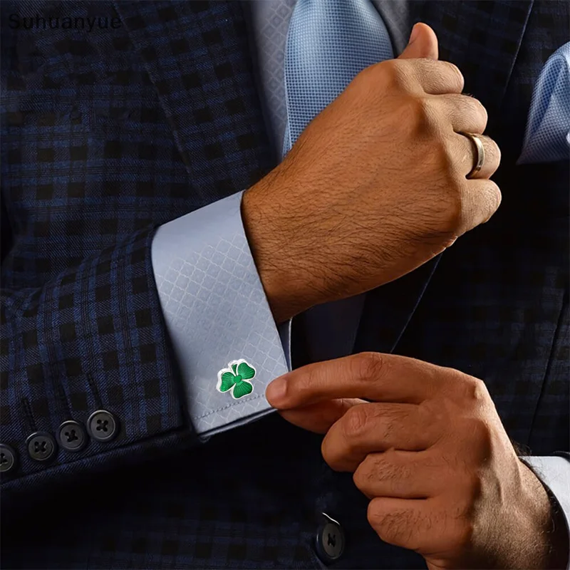 Abotoaduras modernas de trevo de quatro folhas esmaltadas e conjunto de prendedor de gravata, acessórios profissionais de gravata de camisa para pessoas de negócios.