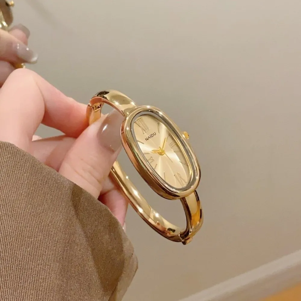 Lightweight Luxury Bracelet Watch Elegant Gold/Silver Wristwatch Oval Dial Roman Dial Quartz Watch for Women Quartz Wristwatches