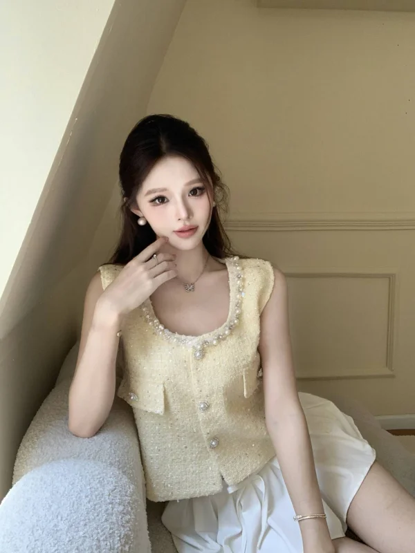 سترة صفراء دائرية بزر واحد مزينة بشكل كثيف على الطراز الكوري، إصدار جديد 2025 بتصميم فرنسي صغير