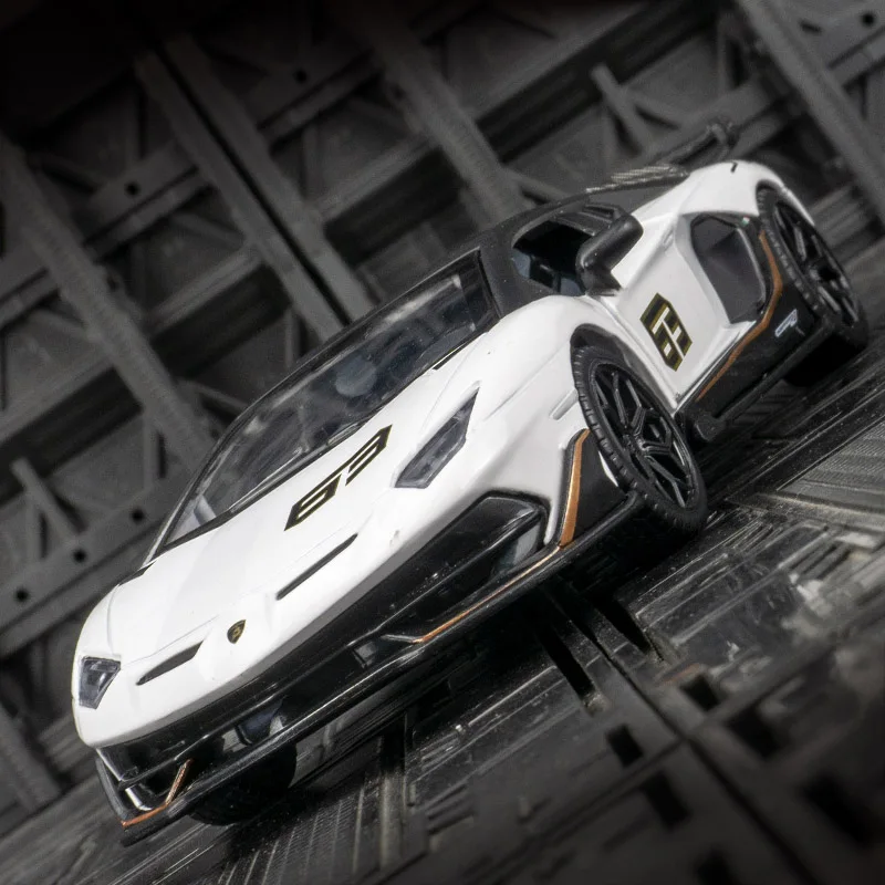CCA 1:32 simulación Lamborghini Aventado SVJ63 coche en miniatura de aleación puertas y maletero de coche de rally se pueden abrir regalos de sonido y luz