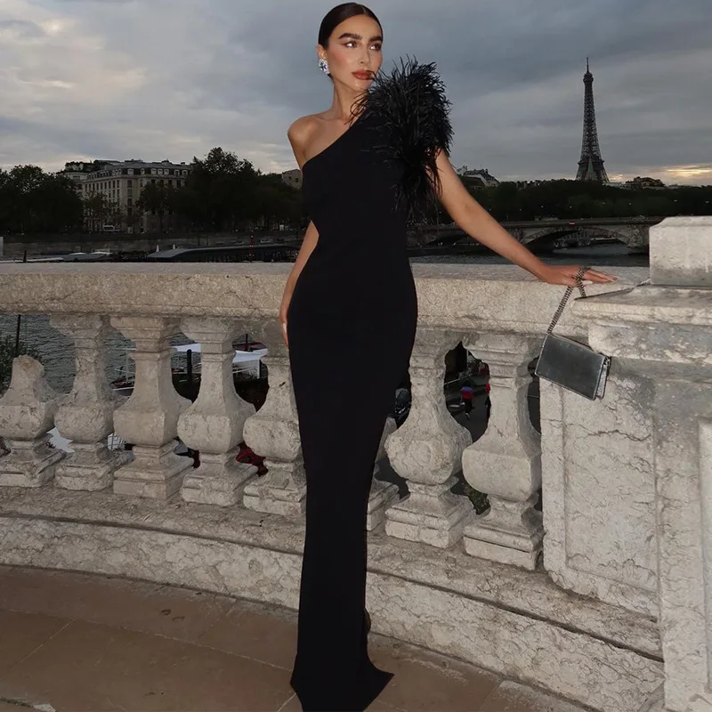 

the New Dress Has a Fashion Temperament, Solid Color, Slanted Shoulder Stitching, Feather Trimming, Slimming and Elongated Eveni