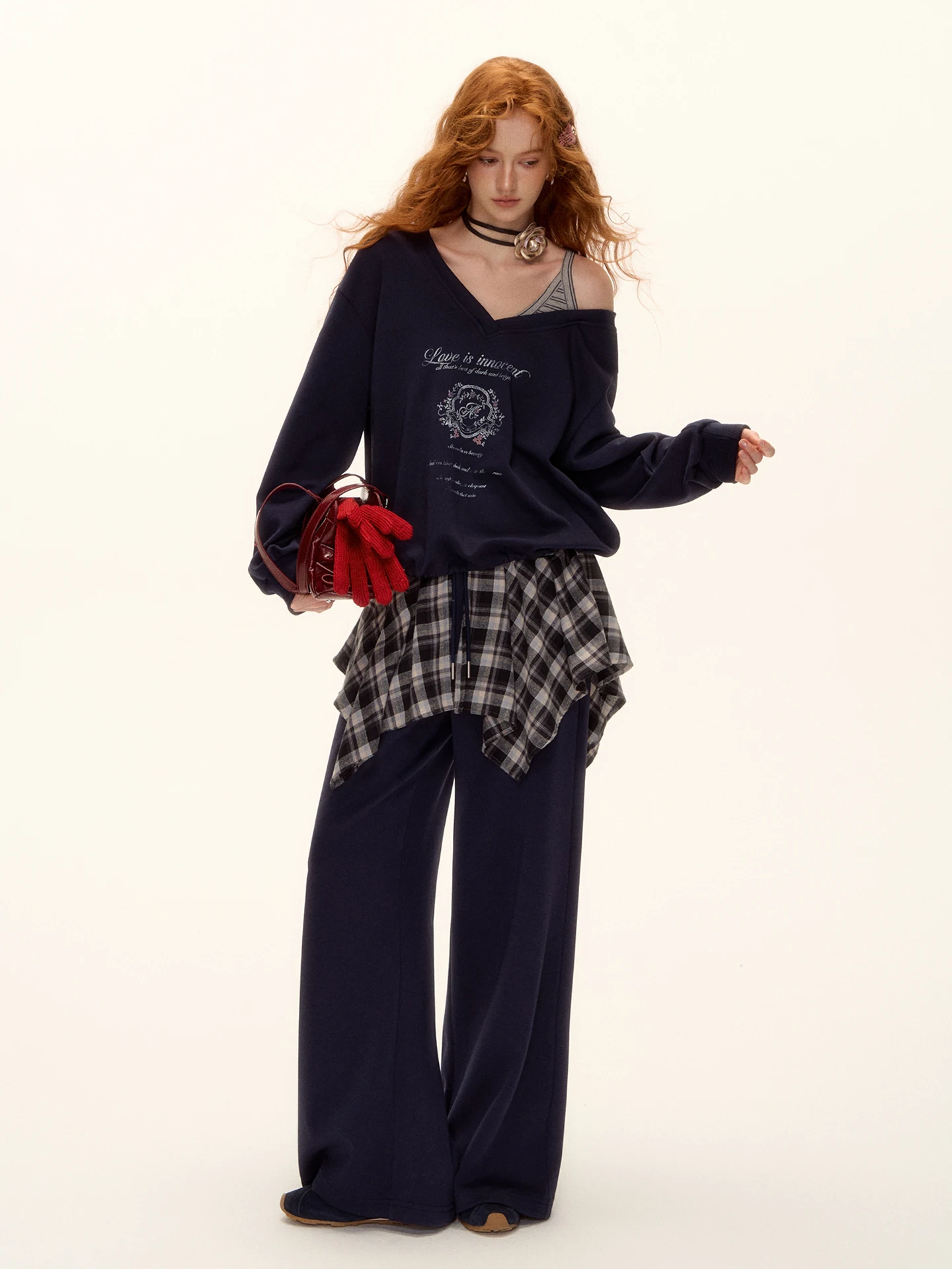 

Комплект AsGony Premium Feel: худи с асимметричным принтом на плече и широкие брюки, повседневный, удобный, дышащий