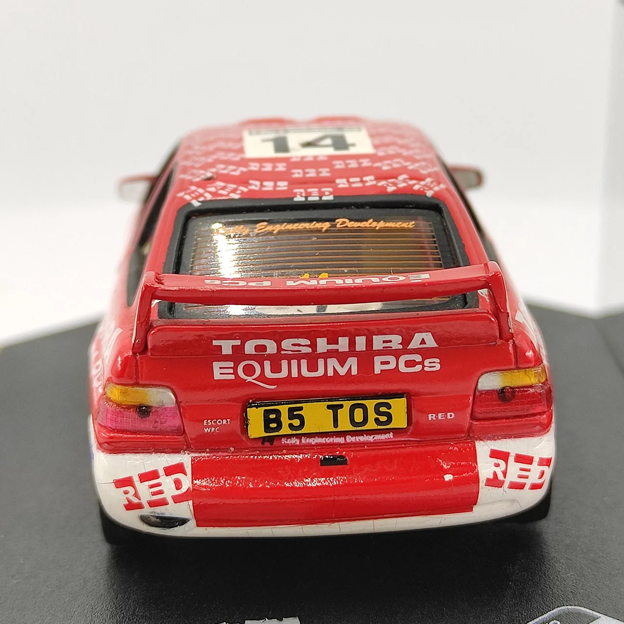 Diecast SKID Scala 1:43 Ford ESCORT WRC "TOSHIBA" Rally 1998 Modello di auto in lega da collezione Giocattolo regalo Souvenir Display Ornamento