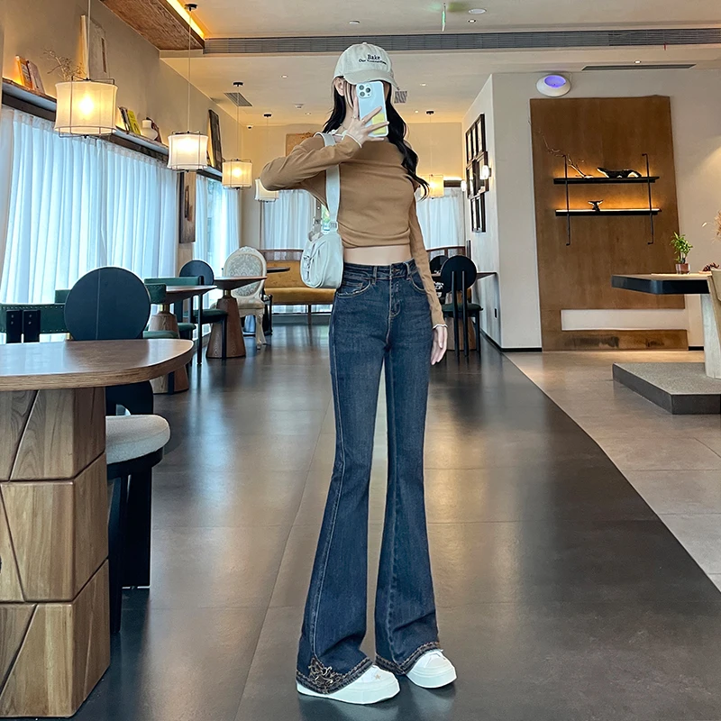 Pantaloni Y2k Jeans da donna Autunno 2025 Nuovi pantaloni svasati ricamati Slim Fit Vita alta Fondo a campana blu profondo casual