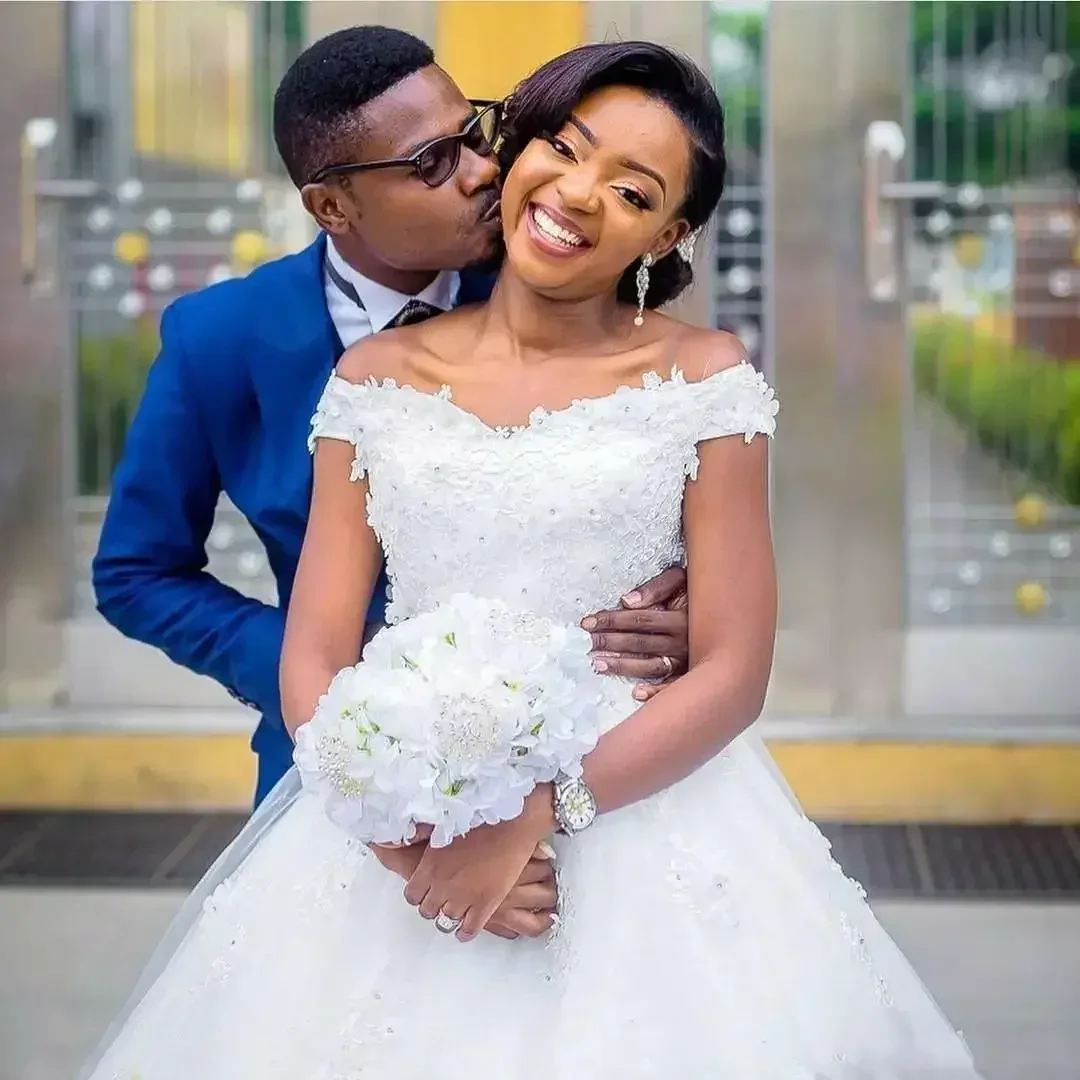 فساتين زفاف أفريقية مخصصة بالإضافة إلى حجم قبالة الكتف الدانتيل يزين فستان الزفاف سستة الظهر تول مخصص Brida