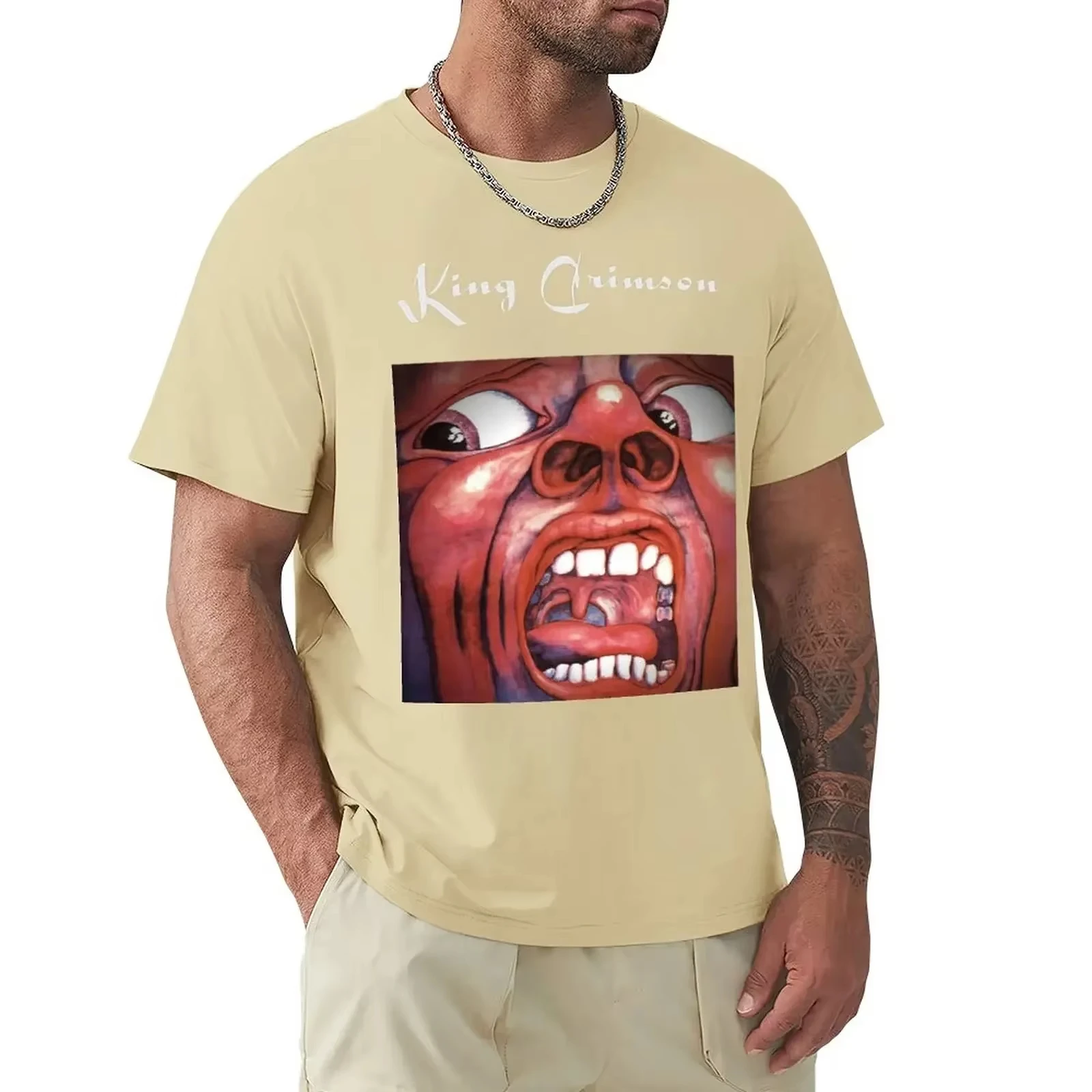 Im Gericht des Crimson King – King Crims×n T-Shirt. Zoll entwerfen Ihre eigenen übergroßen Herren-Freizeit-T-Shirts mit kurzen Ärmeln – Detail 4
