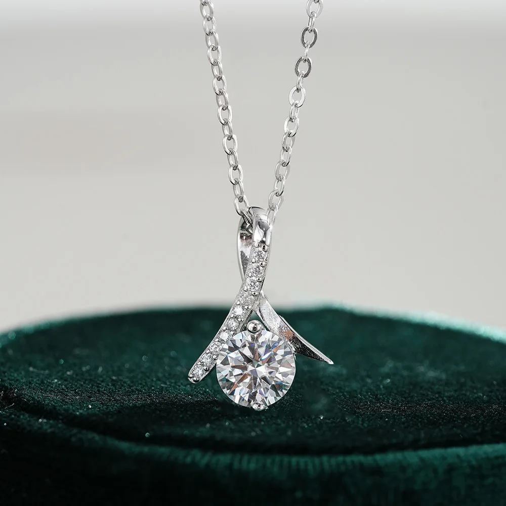 18K Gold Moissanite Figurine Necklace, Women's Classic Carat Diamond Pendant, Fashionable Platinum PT950 Collarbone Chain