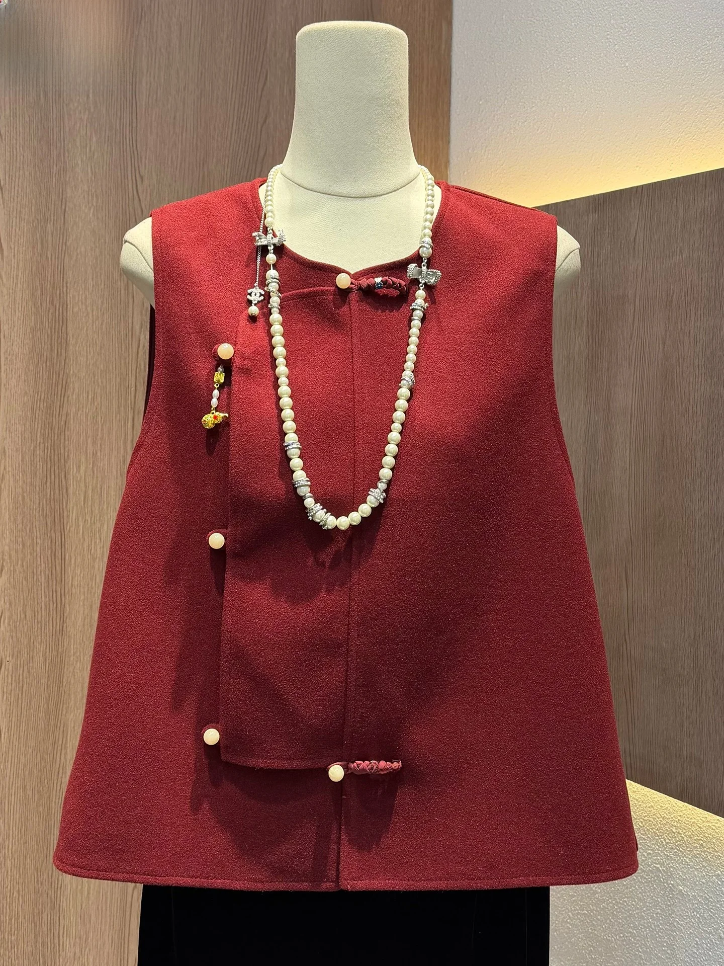 

New 2026 Red Woolen Chinese Sle Vest Coat for Women Ele Mom's Luy Year High Collar Button Detail Embroidery Straight Hem