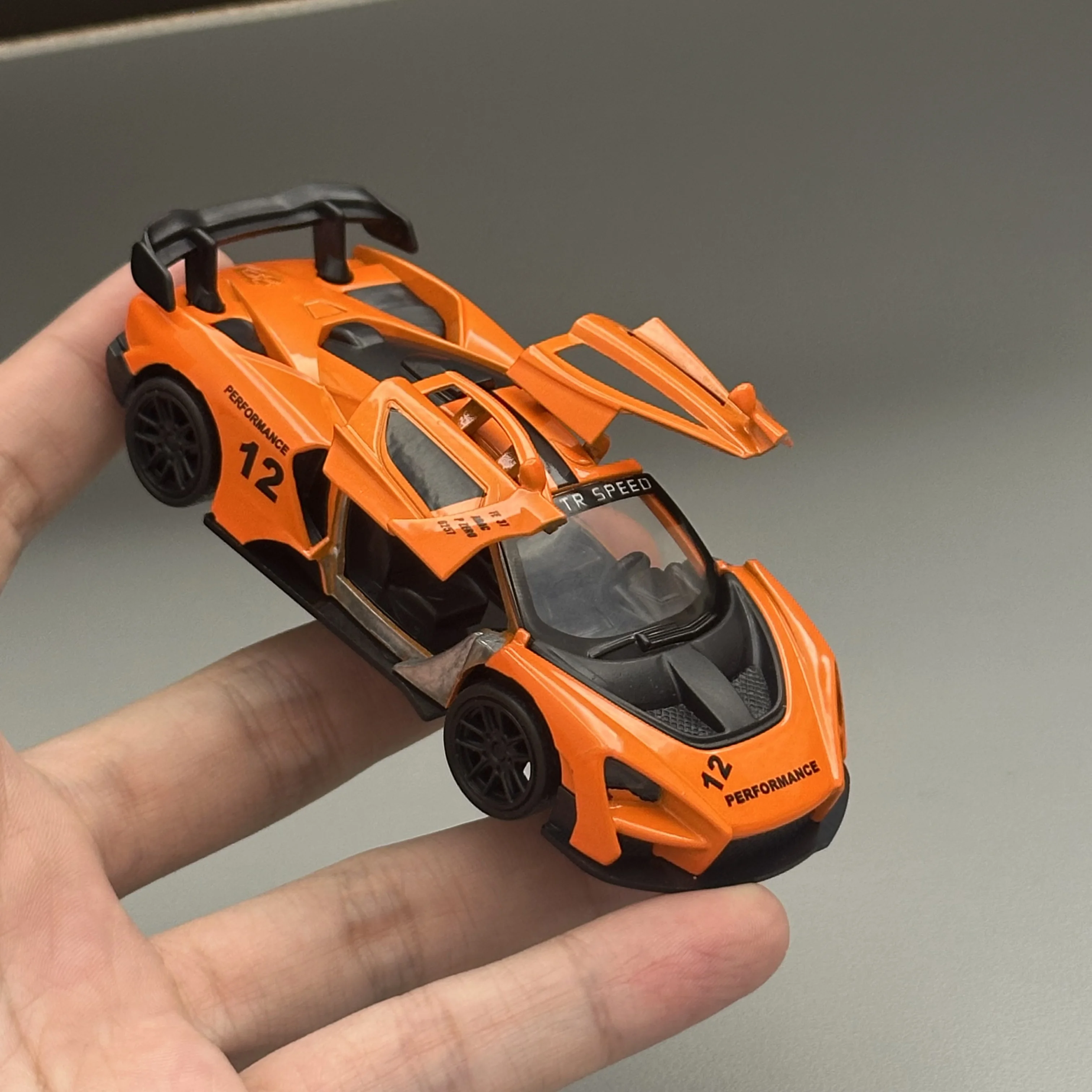 1-36-miniatura-de-carro-esportivo-senna-em-liga-fundida-com-funcao-de-friccao-e-portas-borboleta-duplas-para-colecao-infantil