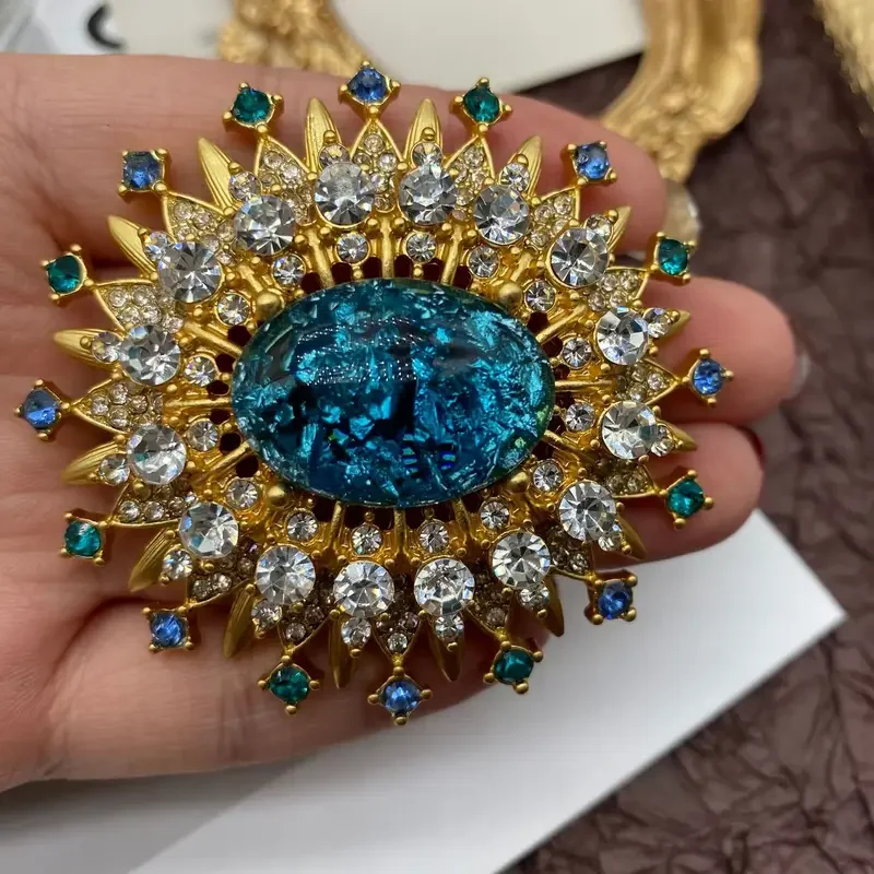 Medieval French vintage full of diamonds inlaid with light luxury heavy heavy Western colorful glass temperament brooch