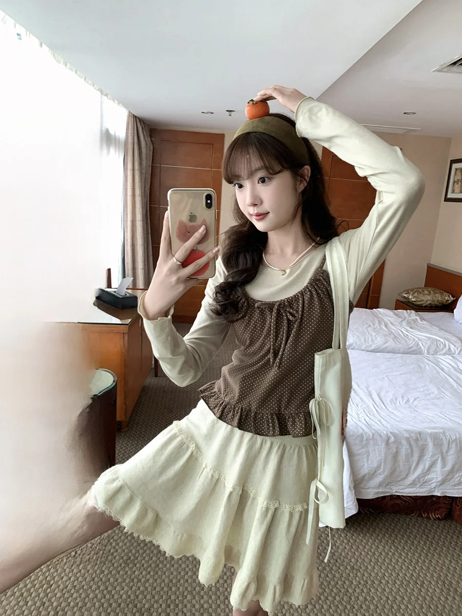 

Комплект из двух предметов Holli Korean Sle Wood: топ с рюшами и тонкими бретелями в горошек, облегающий крой, новинка 2025 года