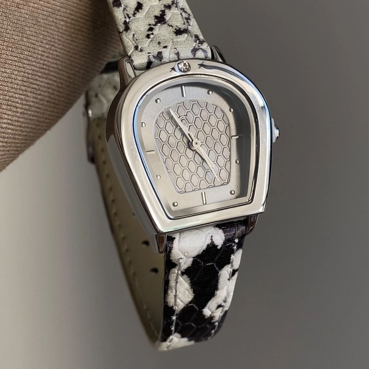 ساعة نسائية بنمط الأفعى الأبيض بتصميم حزام من الجلد بمزاج عصري ومزاج عالي الإحساس #1