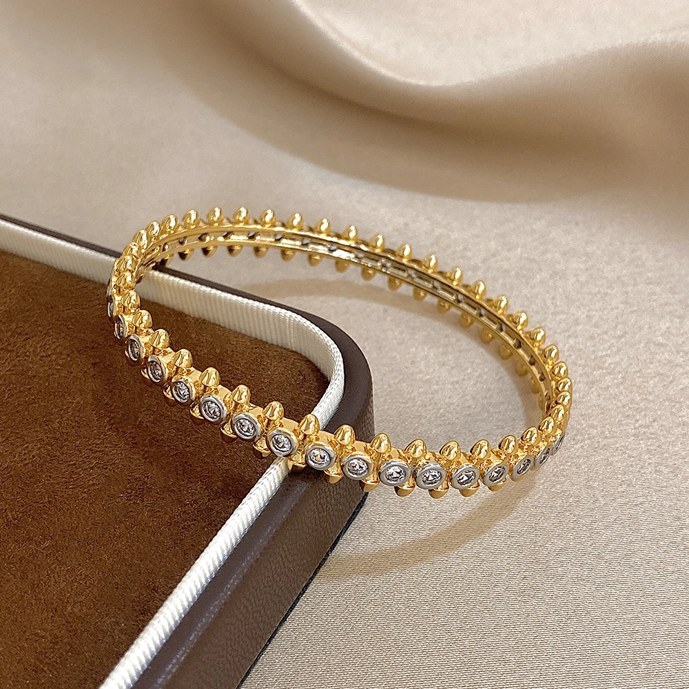

Elegant Golden Plated Zircon Round Bangle Bracelet for Women Exquisite Smooth Leaves Open Spring Buckle Bangle Lady Gift