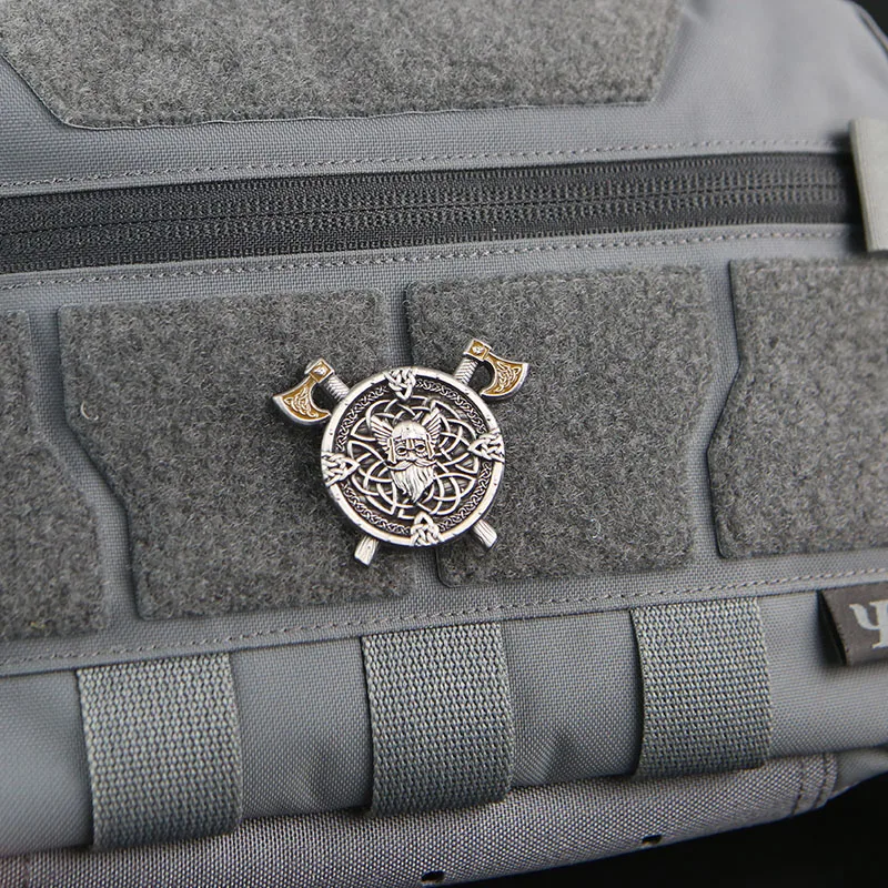 Insignia Metálica Vikinga Hacha para Mochila Táctica MOLLE - imagen 2