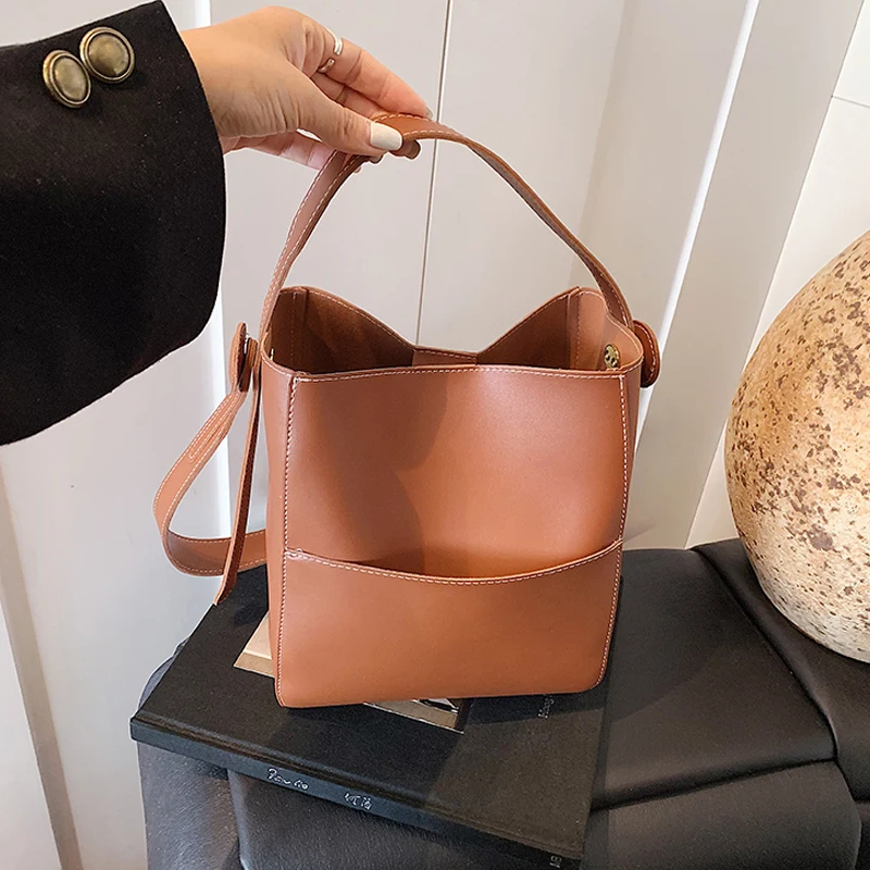 العصرية المرأة دلو حقائب اليد 2025 الخريف خمر مزاجه بولي Leather حقيبة ساعي جلدية الحد الأدنى التنقل حقائب كتف واحدة