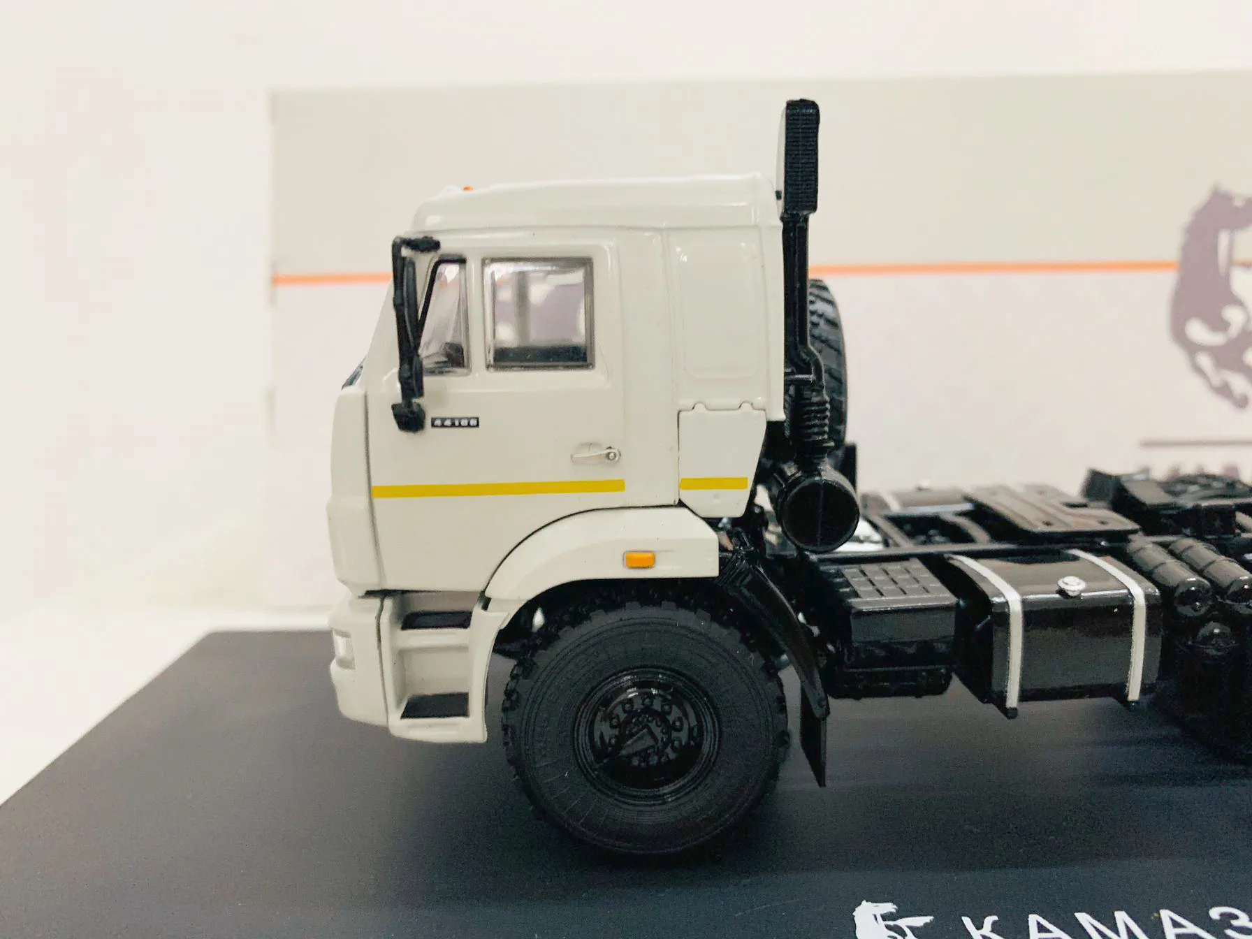 Démar-Bles modèles à l'échelle SSM Kamaz 1:43 Modèle moulé sous pression Prime Mover Truck Kama3-44108