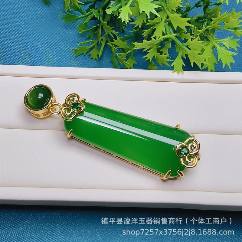 Silver-plated pendant with green chalcedony, "No Worries" amulet, cloud pattern, emerald green jadeite, fashionable jadeite neck
