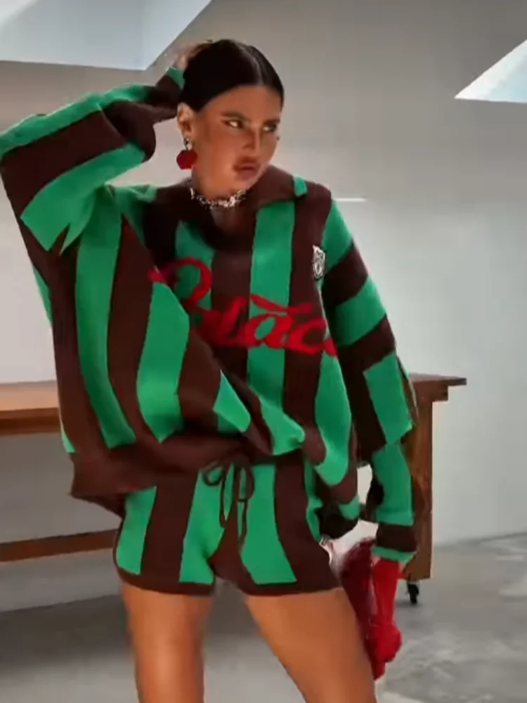 Damen-Set mit vertikalen Streifen, gestrickt, Oversize-Pullover mit V-Ausschnitt und langen Ärmeln, High-Waist-Shorts, lässiges 2-teiliges Outfit für den Alltag. – Detail 11