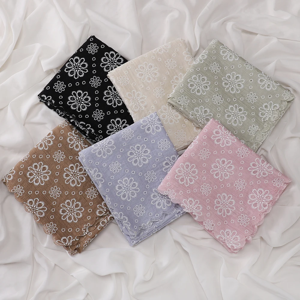Crinkle-Stoff, weiße Blumenstickerei, muslimischer Hijab, gewellter Spitzenrand, islamisches Kopftuch, eleganter türkischer Stil, Damenschal – Detail 6