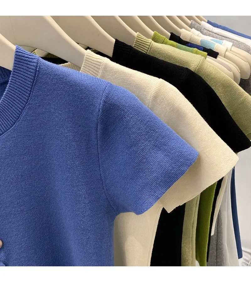 Trendiges, figurbetontes, kleinblaues Strick-Top, Sommer 2026, Dopamin-farbige Knöpfe, schmales Kurzarm-T-Shirt für Damen – Detail 5