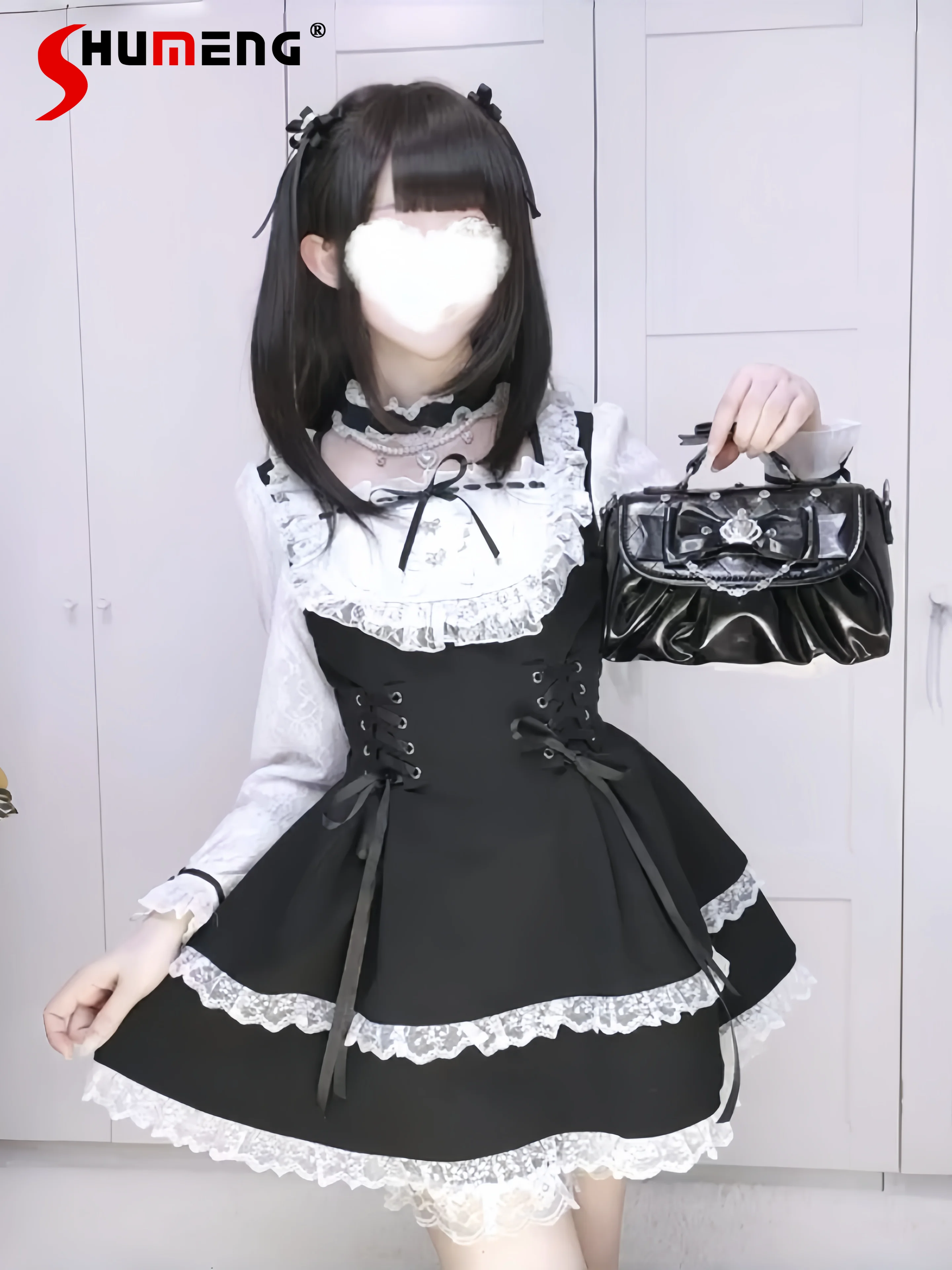 

Женское короткое платье в стиле мини-скульптуры с кружевными вставками, воротником-стойкой, бантом на шнуровке, длинными рукавами и завышенной талией, А-силуэт